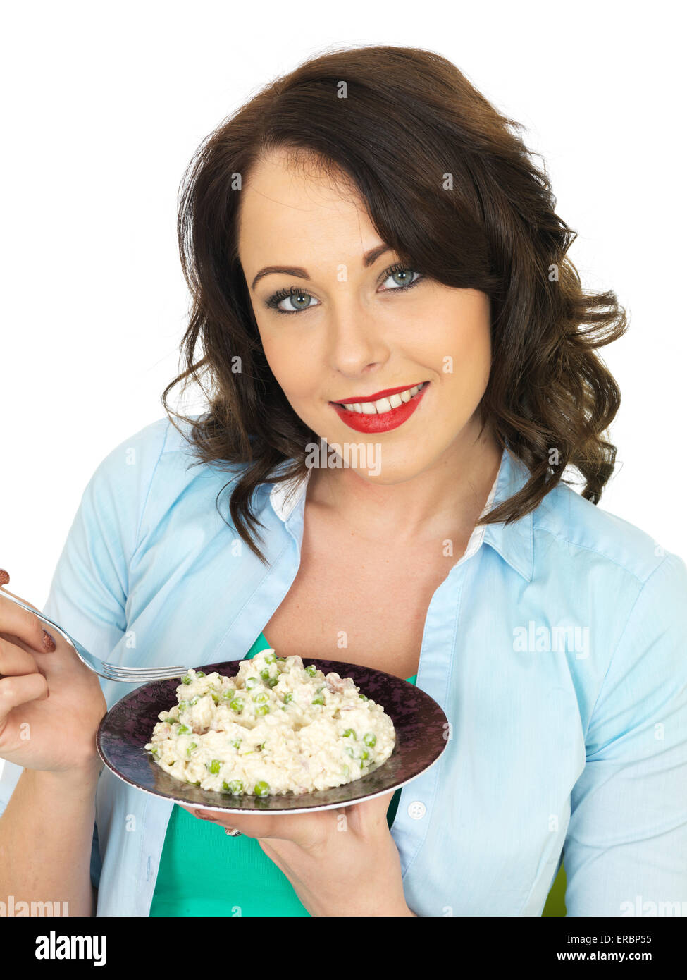 Sicher glückliche junge Frau Essen eine frisch zubereitete italienische Risotto Isoliert gegen einen weißen Hintergrund mit Freistellungspfaden und Kopieren Raum Stockfoto