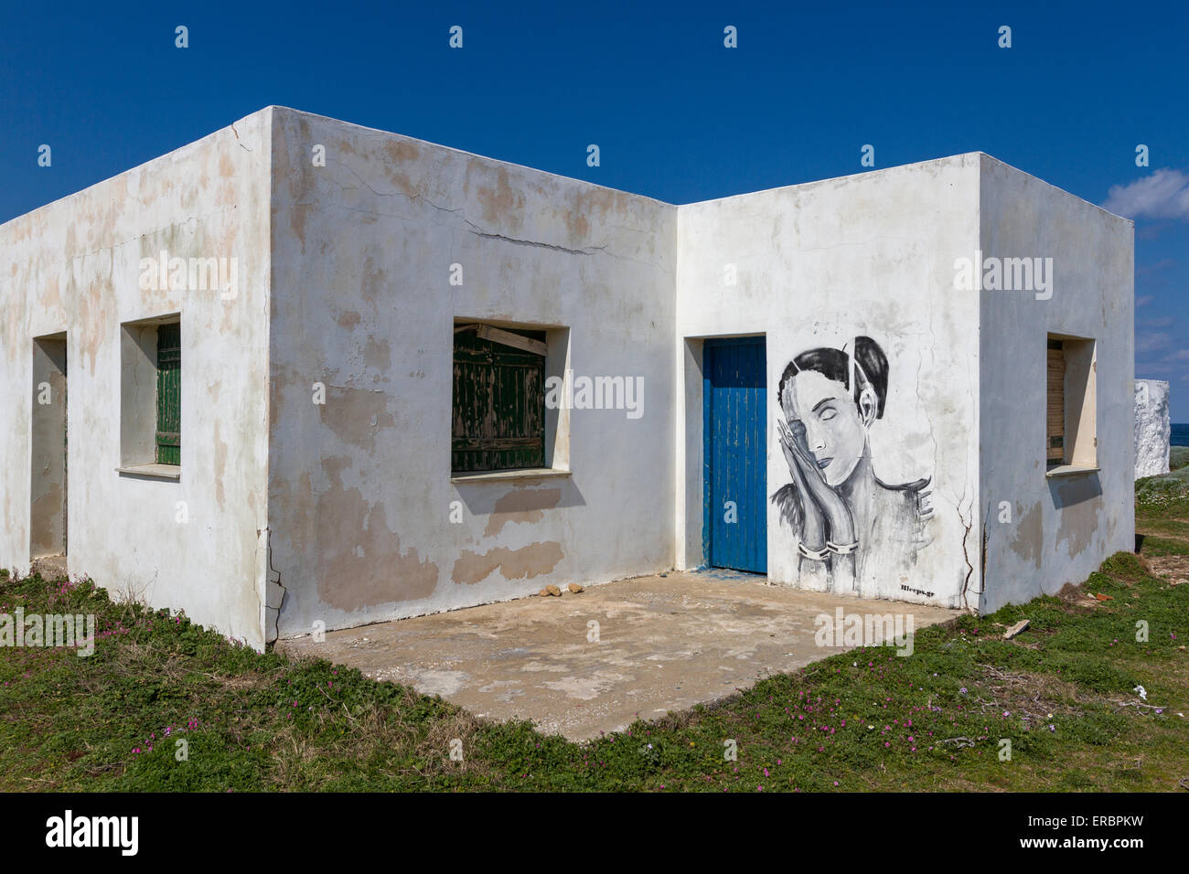 Ein Graffiti hält Unternehmen zu einem scheinbar verlassenen Haus irgendwo in Skyros Insel, Griechenland. Stockfoto