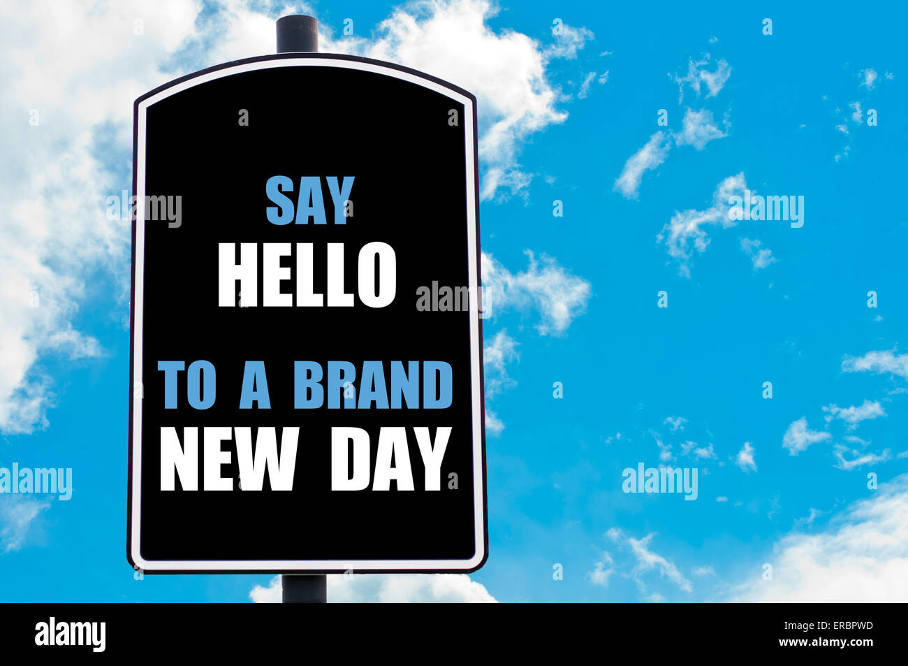 SAGEN Hallo zu A BRAND NEW DAY motivierenden Zitat geschrieben am Schild über blauen Himmelshintergrund isoliert Stockfoto