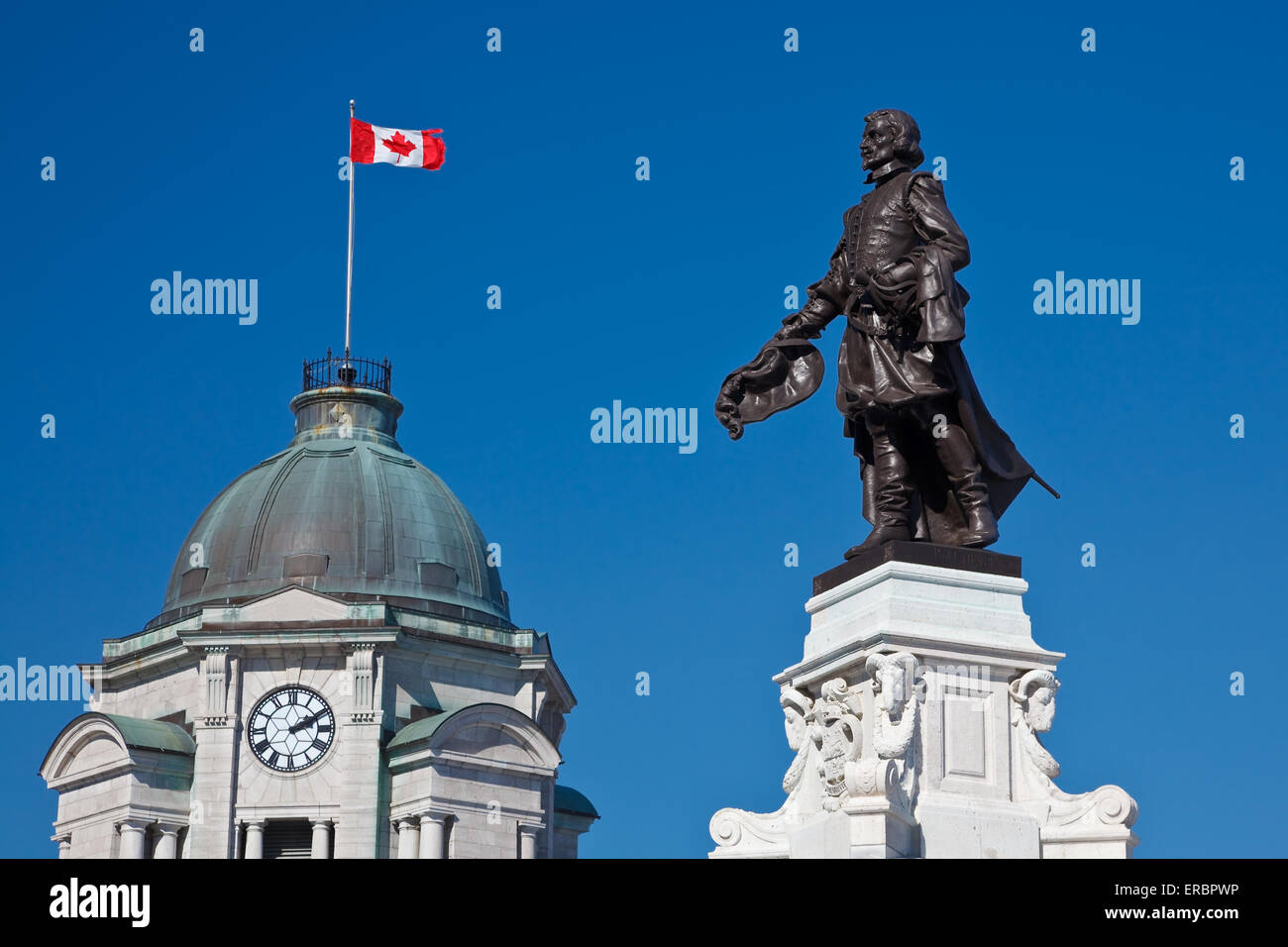 Denkmal von Samuel De Champlain, mit old Post Office Tower in den Rücken, Place d ' Armes, Quebec City, Kanada Stockfoto