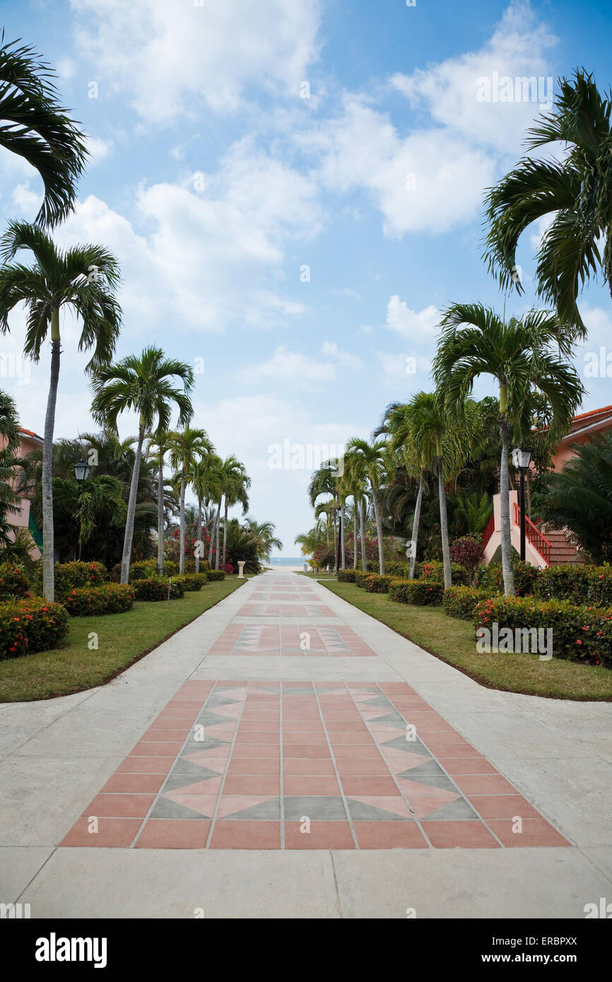 Promenade in das karibische tropical resort Stockfoto