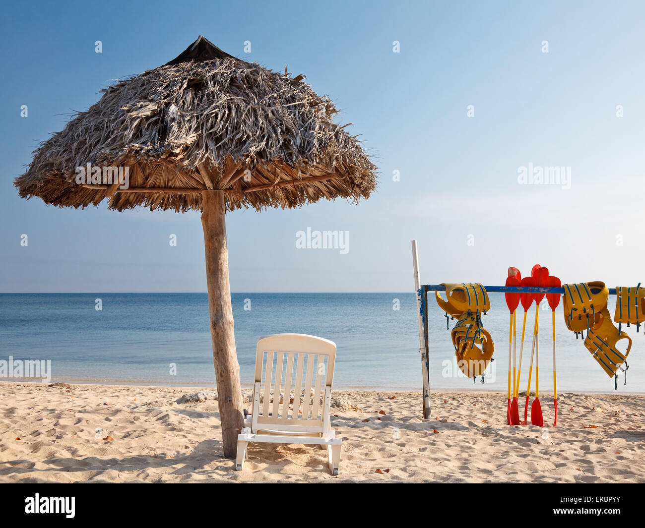 Karibik-tropischen Strand mit Stroh Dach und Wassersport Ausrüstung Stockfoto