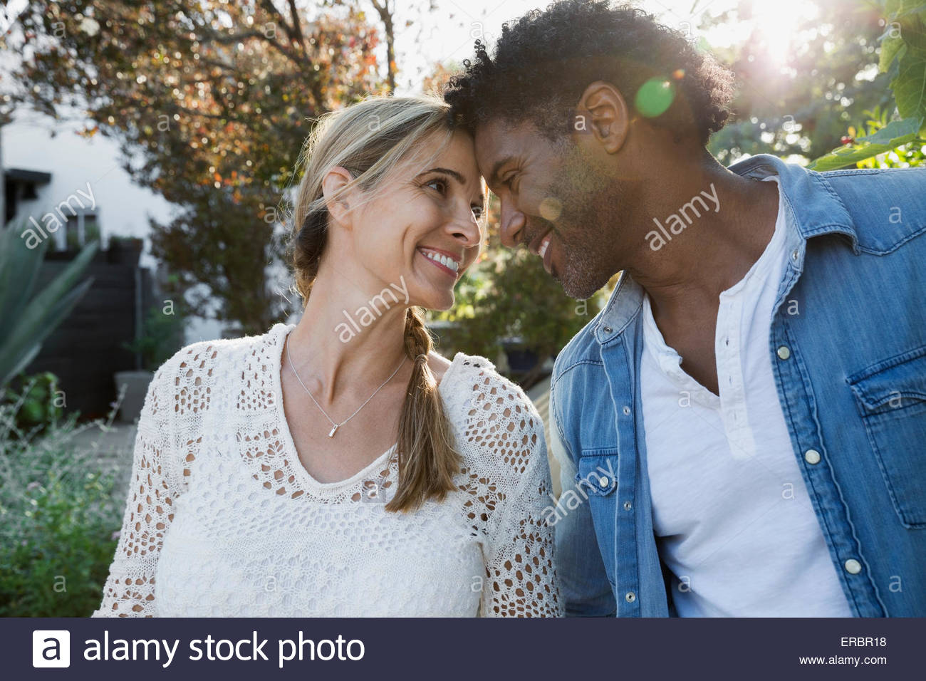 Liebevolle paar lächelnd von Angesicht zu Angesicht im freien Stockfoto