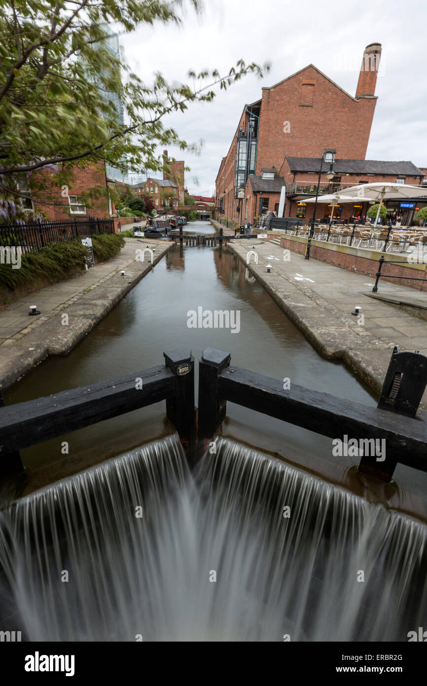 Bridgewater Kanalschleuse mit Herzöge 92 Pub in Castlefield Manchester Stockfoto