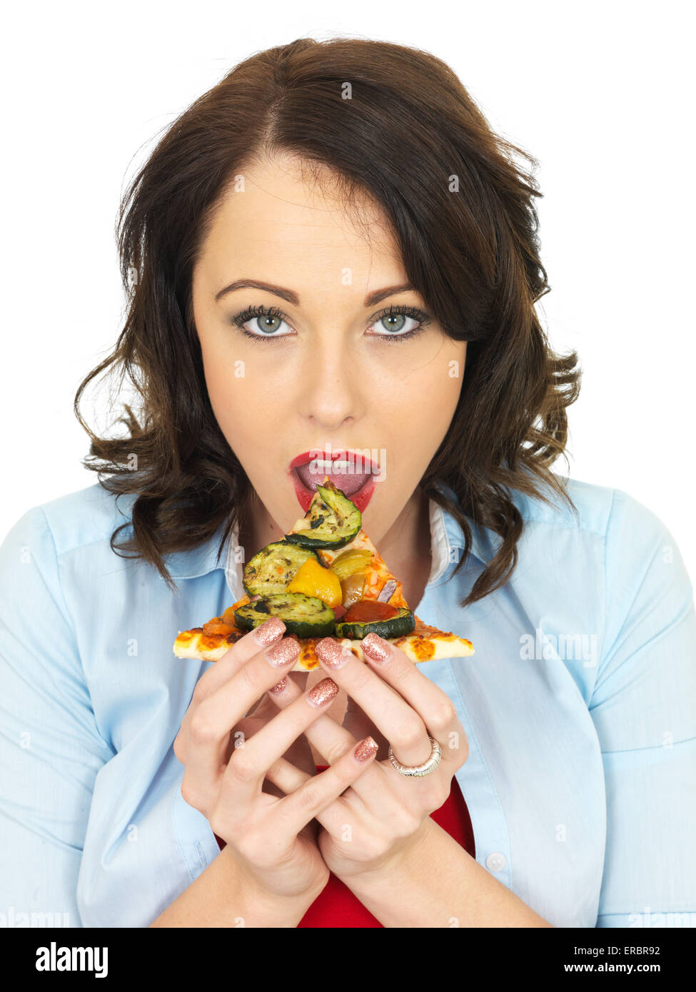 Glücklich, selbstbewussten jungen Frau Essen eine Scheibe frisch gebackene dünne Kruste Pizza Isoliert gegen einen weißen Hintergrund mit Freistellungspfaden und Kopieren Raum Stockfoto