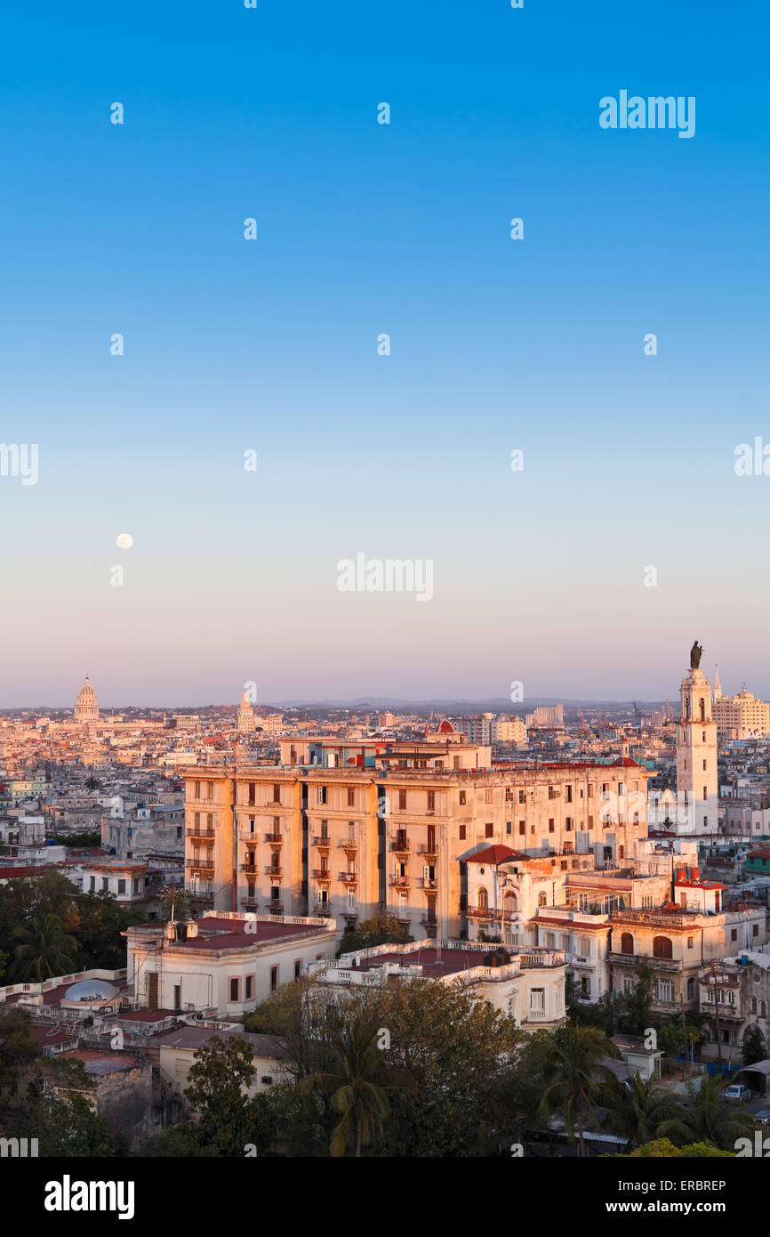 Full Moon rising bei Sonnenuntergang in Havanna, Kuba Stockfoto