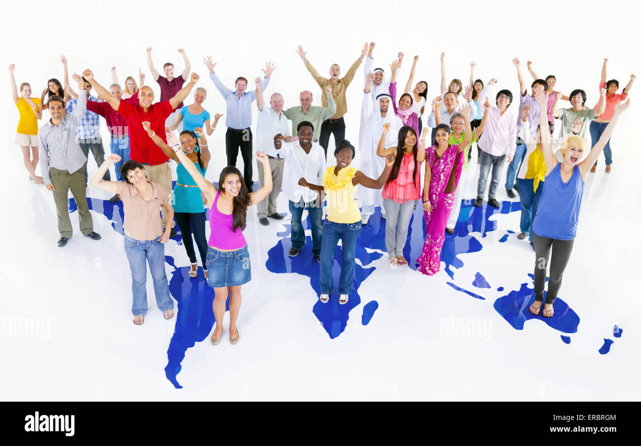 große multi-ethnischen Gruppe von Menschen der Welt mit Weltkarte Stockfoto
