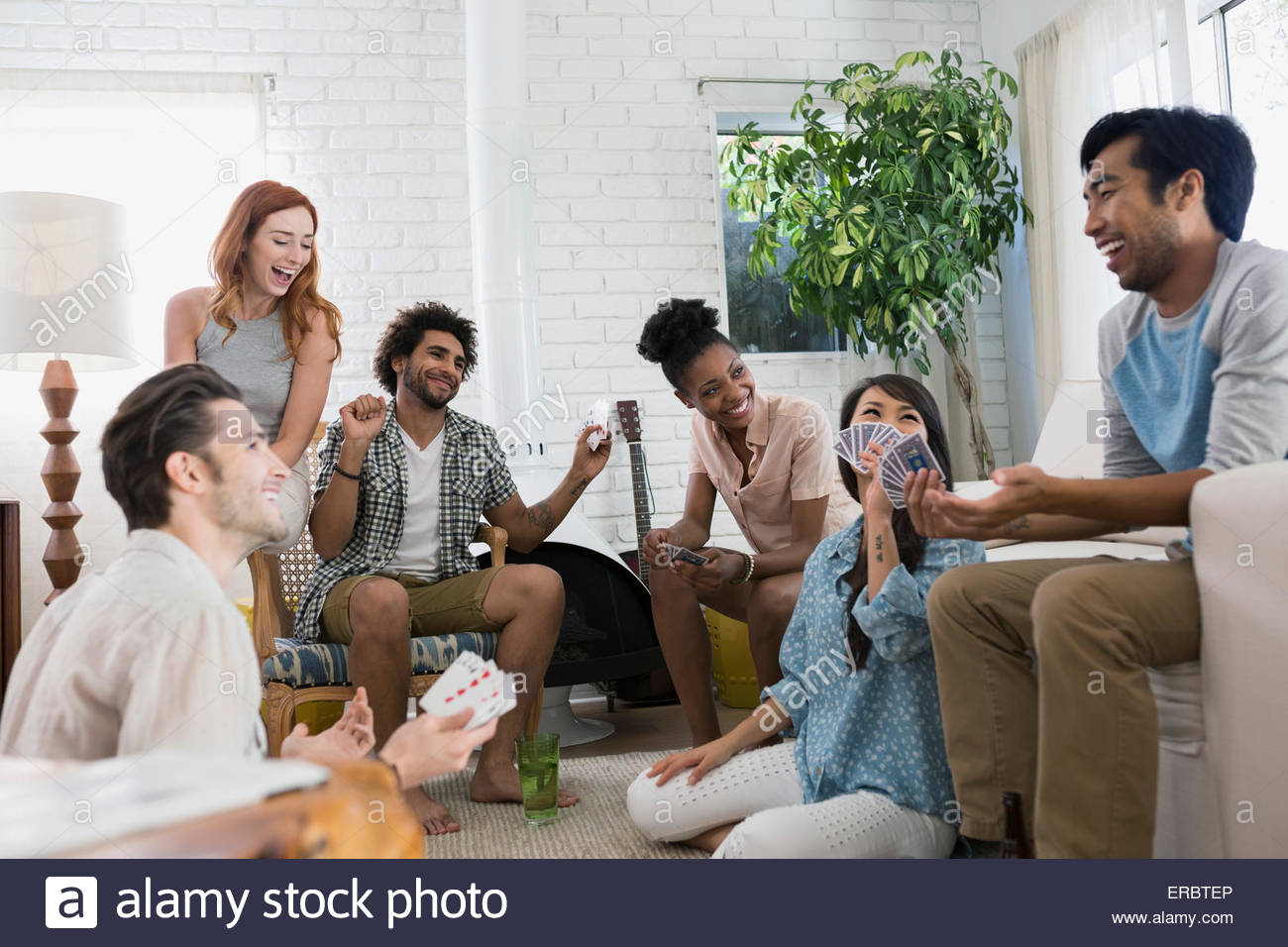 Freunden rumhängen Spielkarten im Wohnzimmer Stockfoto
