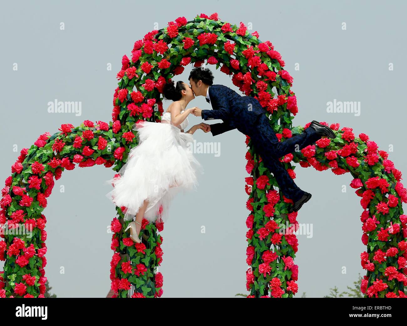 Peking, China. 31. Mai 2015. Chinesische Zauberer Fu Yandong (R) und seine Braut Chen Xun küssen sich in der Luft bei ihrer Trauung in Peking, Hauptstadt von China, 31. Mai 2015. Der Zauberer Hochzeitszeremonie war voller magischer Elemente. © Chen Jianli/Xinhua/Alamy Live-Nachrichten Stockfoto