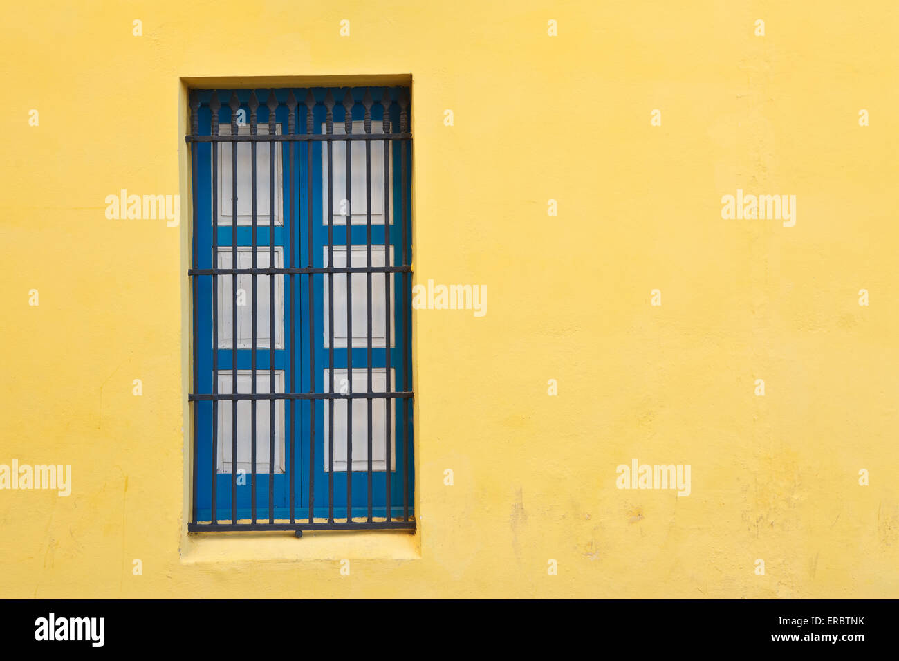 Blaue Fenster und helle gelbe Wand in alte Stadt von Havana, Kuba Stockfoto