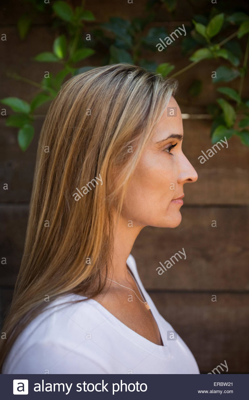 Profil Porträt ernst blonde Frau wegschauen Stockfoto