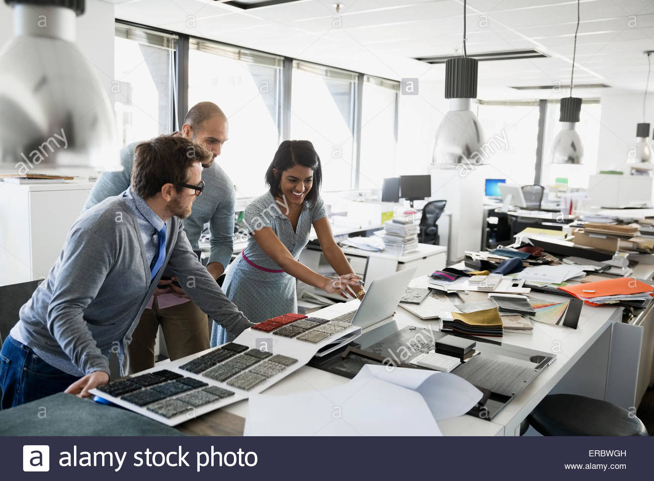Innenarchitekten mit Farbfeldern, die Arbeiten am laptop Stockfoto