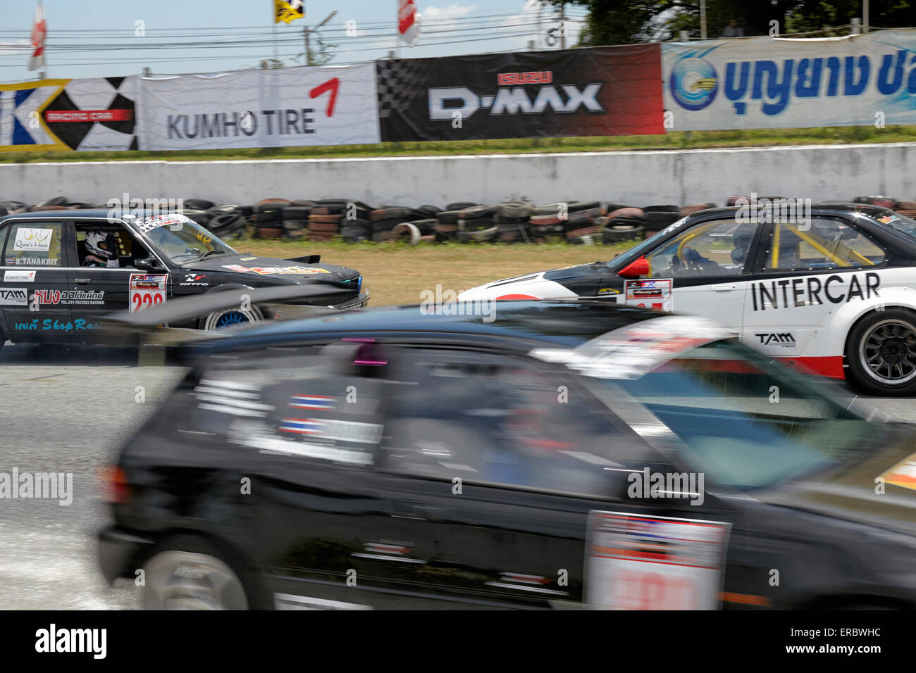 Motorsport-Unfall mit rasenden Rennwagen auf der Durchreise auf der Innenseite. Stockfoto