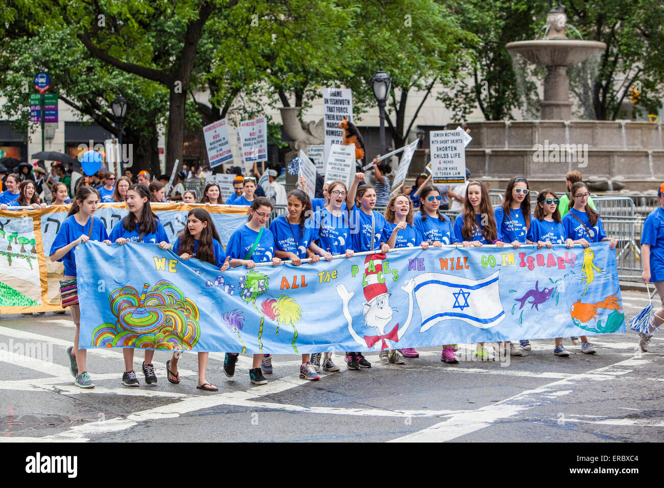 New York, USA. 31. Mai 2015. Feiern Israel Parade Tradition gestartet wurde im Jahr 1965, wenn Tausende Menschen gingen Riverside Drive zur Unterstützung des jungen Staates Israel. Im Jahr 2011 wurde der Name der Parade von Salute nach Israel zu feiern Israel geändert. Diese Parade findet jährlich auf der 5th Avenue in New York City.  Im Jahr 2015 war die Parad Thema "Israel stellt sich vor". Nehmen Sie an der Parade Teile praktisch alle Schulen, jüdischen Zentren und Gemeinden des Big Apple.  Auf dem Foto: jüdische Parade feiern Israel 2015 Ath der 5th Ave, New York City, USA.   Gleichzeitig mit t Stockfoto