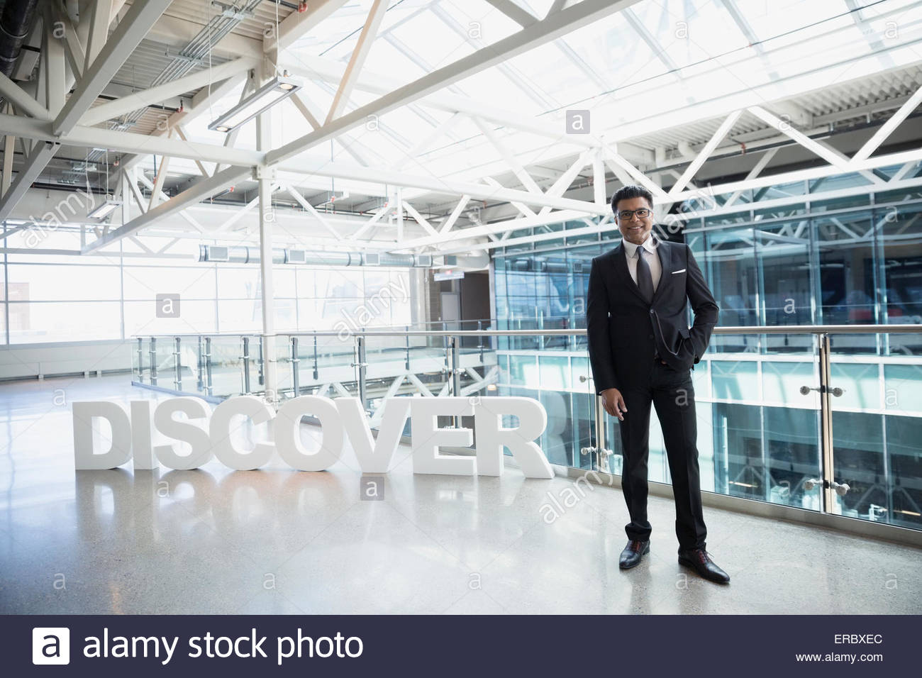 Porträt zuversichtlich Geschäftsmann neben "Discover" Text atrium Stockfoto