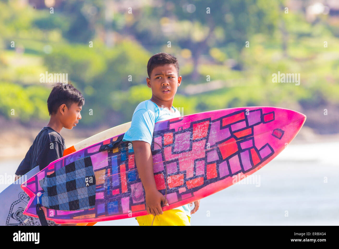 Surfer-Boys, Bali, Indonesien. Stockfoto