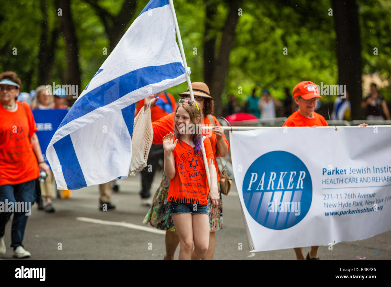 New York, USA. 31. Mai 2015. Feiern Israel Parade Tradition gestartet wurde im Jahr 1965, wenn Tausende Menschen gingen Riverside Drive zur Unterstützung des jungen Staates Israel. Im Jahr 2011 wurde der Name der Parade von Salute nach Israel zu feiern Israel geändert. Im Jahr 2015 war die Parad Thema "Israel stellt sich vor". Nehmen Sie an der Parade Teile praktisch alle Schulen, jüdischen Zentren und Gemeinden des Big Apple. Auf dem Foto: jüdische Parade feiern Israel 2015 Ath der 5th Ave, New York City, USA. Bildnachweis: Alex Potemkin/Alamy Live-Nachrichten Stockfoto