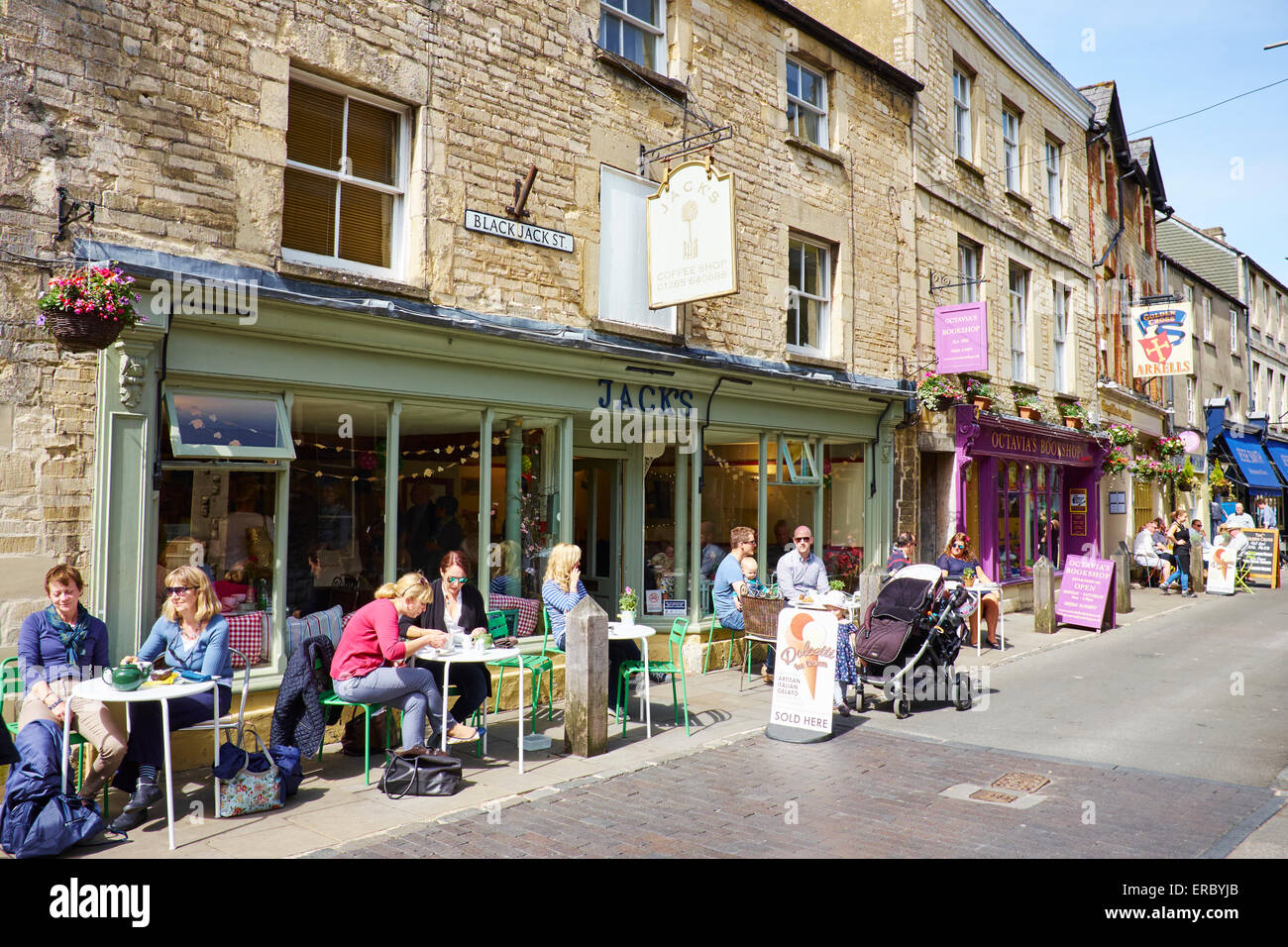 Genießen Sie A trinkt man außen Jacks Coffee-Shop auf schwarzen Jack Straße eine der ältesten Straßen Cirencester Gloucestershire UK Stockfoto