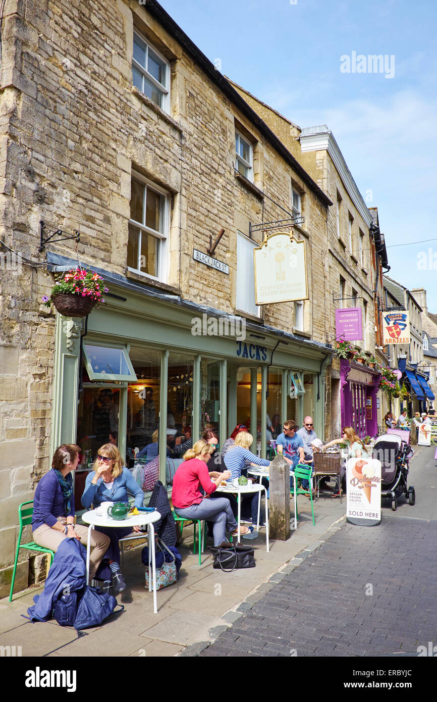 Genießen Sie A trinkt man außen Jacks Coffee-Shop auf schwarzen Jack Straße eine der ältesten Straßen Cirencester Gloucestershire UK Stockfoto