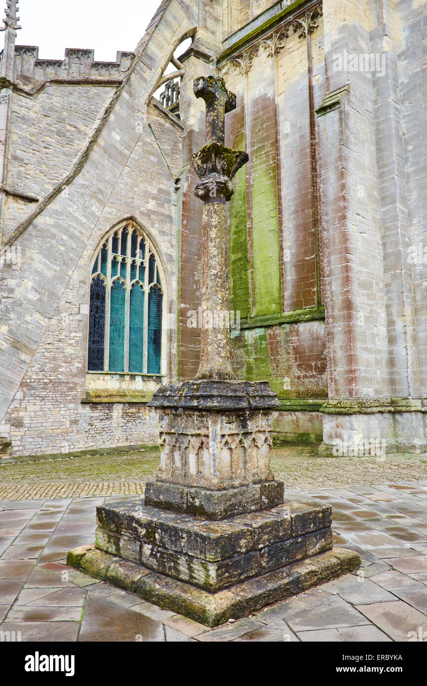 Mittelalterliches Steinkreuz neben der Kirche St. Johannes der Täufer Cirencester Gloucestershire UK Stockfoto