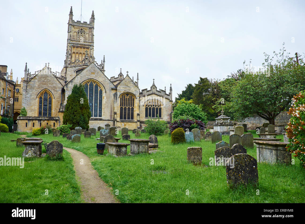 Kirche des Heiligen Johannes des Täufers aus dem Friedhof Cirencester Gloucestershire UK Stockfoto