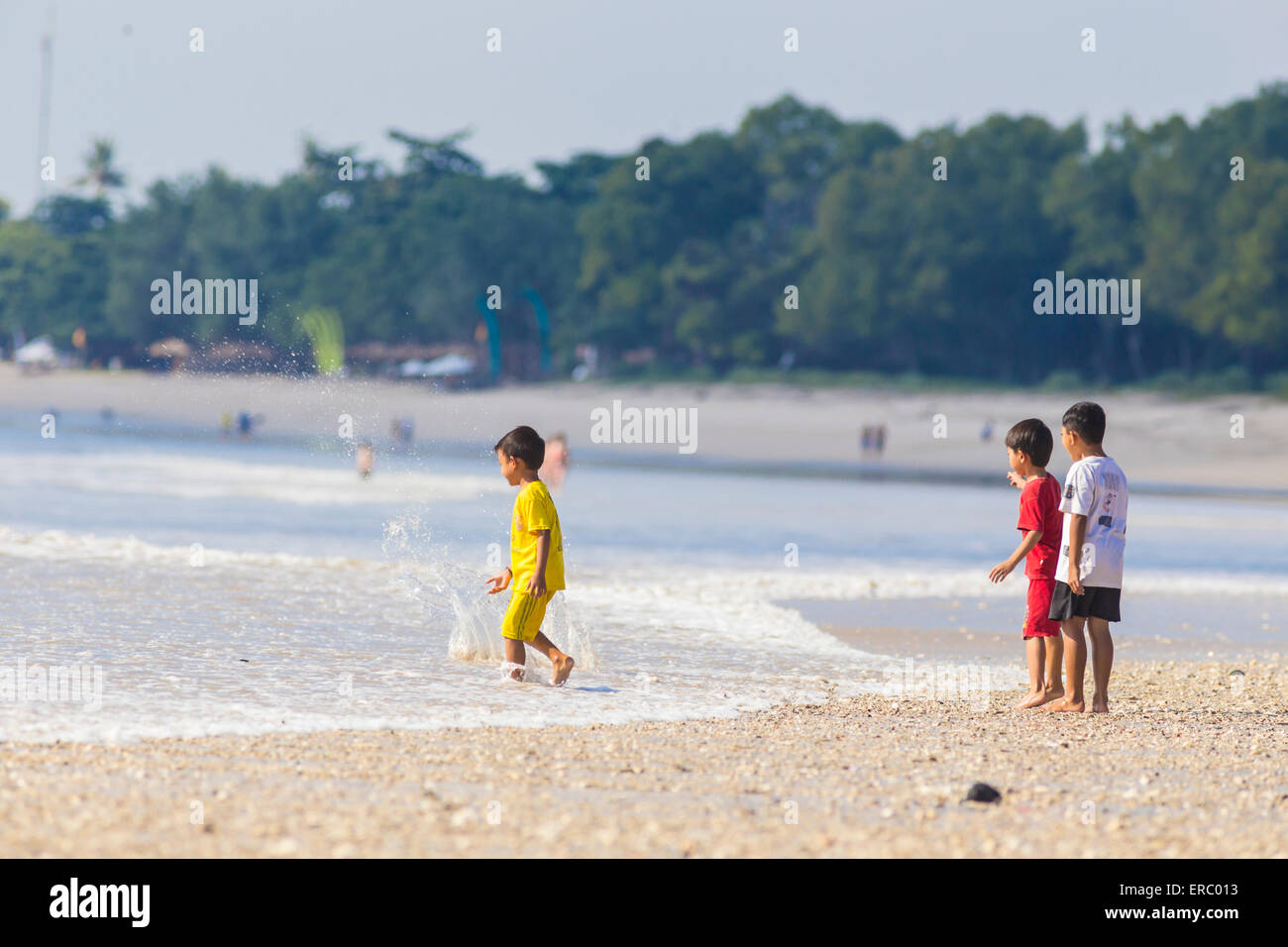 Asiatische Kinder am Strand spielen. Jimbaran, Bali, Indonesien. Stockfoto
