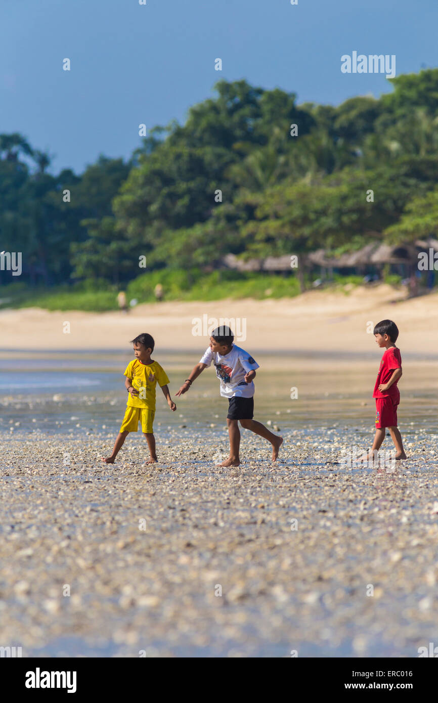 Asiatische Kinder am Strand spielen. Jimbaran, Bali, Indonesien. Stockfoto