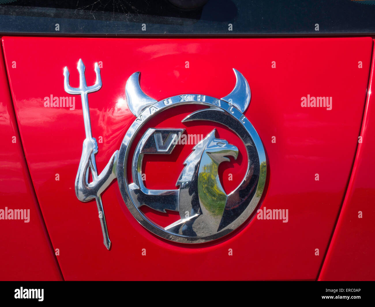 Opel Auto Logo Aufkleber Abzeichen individuell aussehen wie der Teufel  Stockfotografie - Alamy
