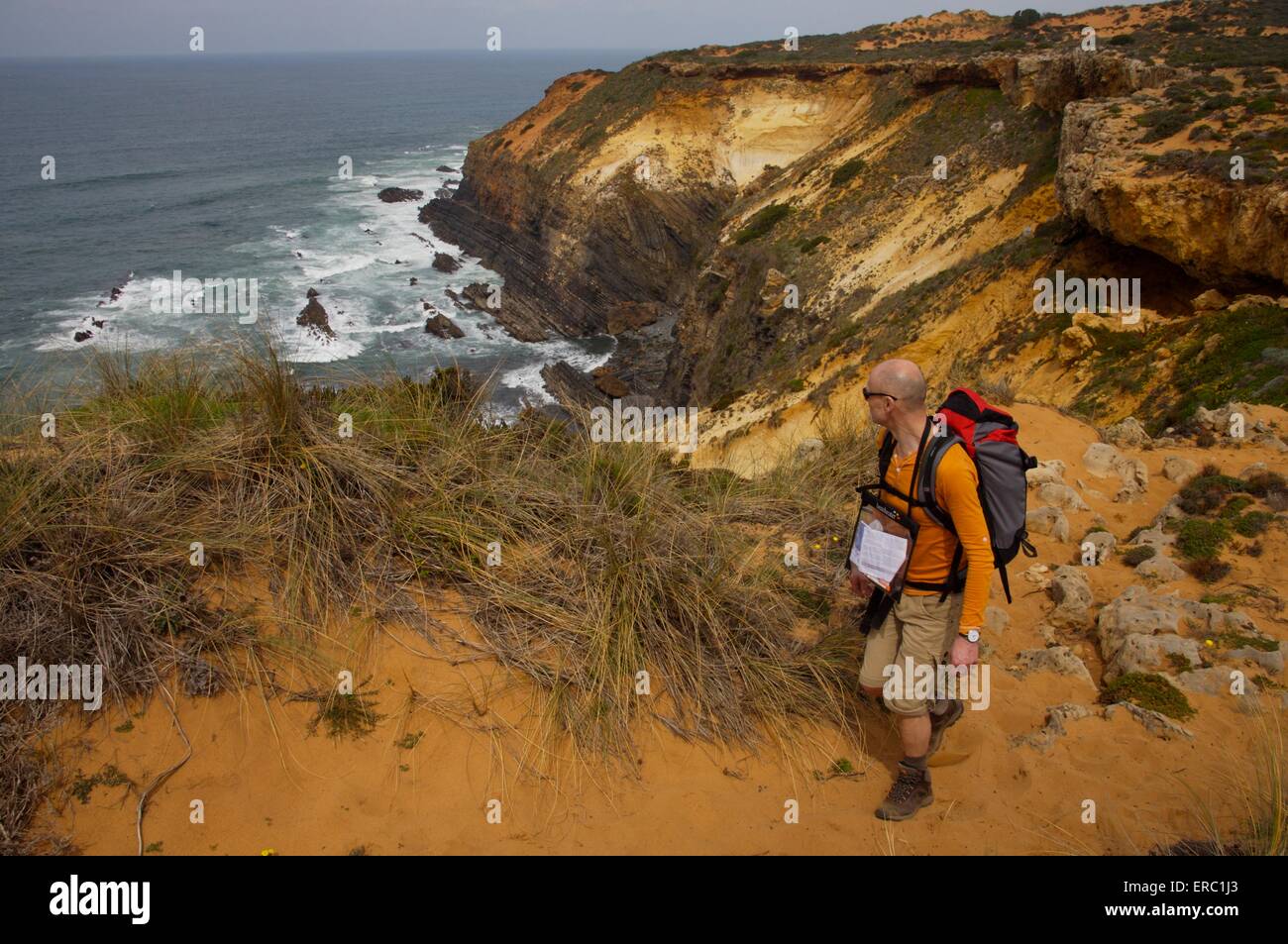Ein Wanderer auf der Rota Vicentina in Portugal an der Alentejo Küste. Stockfoto