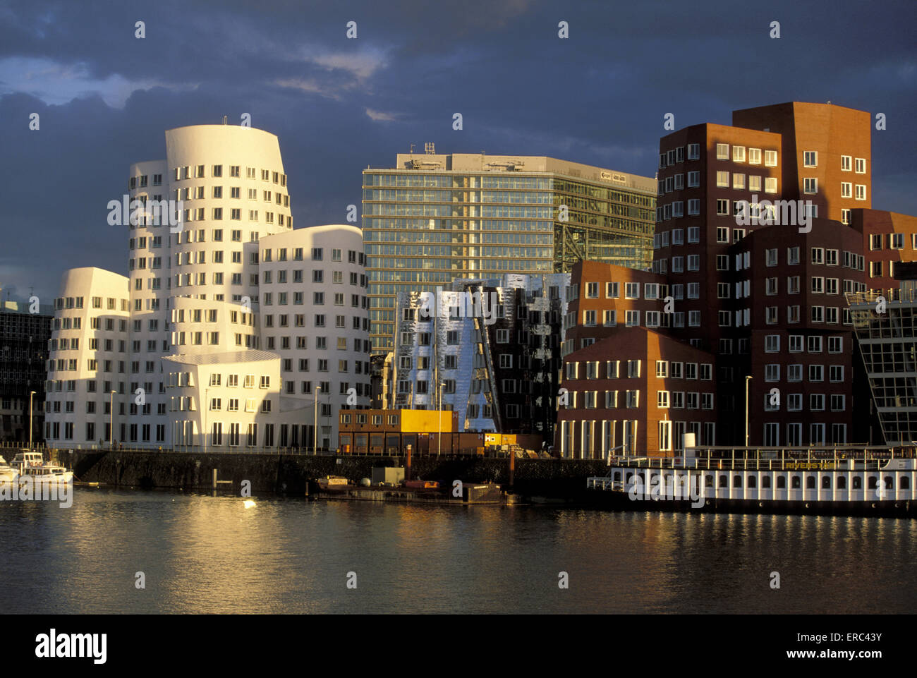 DEU, Deutschland, Düsseldorf, der Neue Zollhof am Fluss Rheinhafen, Architekt Frank O´Gehry, hinter dem Stadttor/Cityga Stockfoto