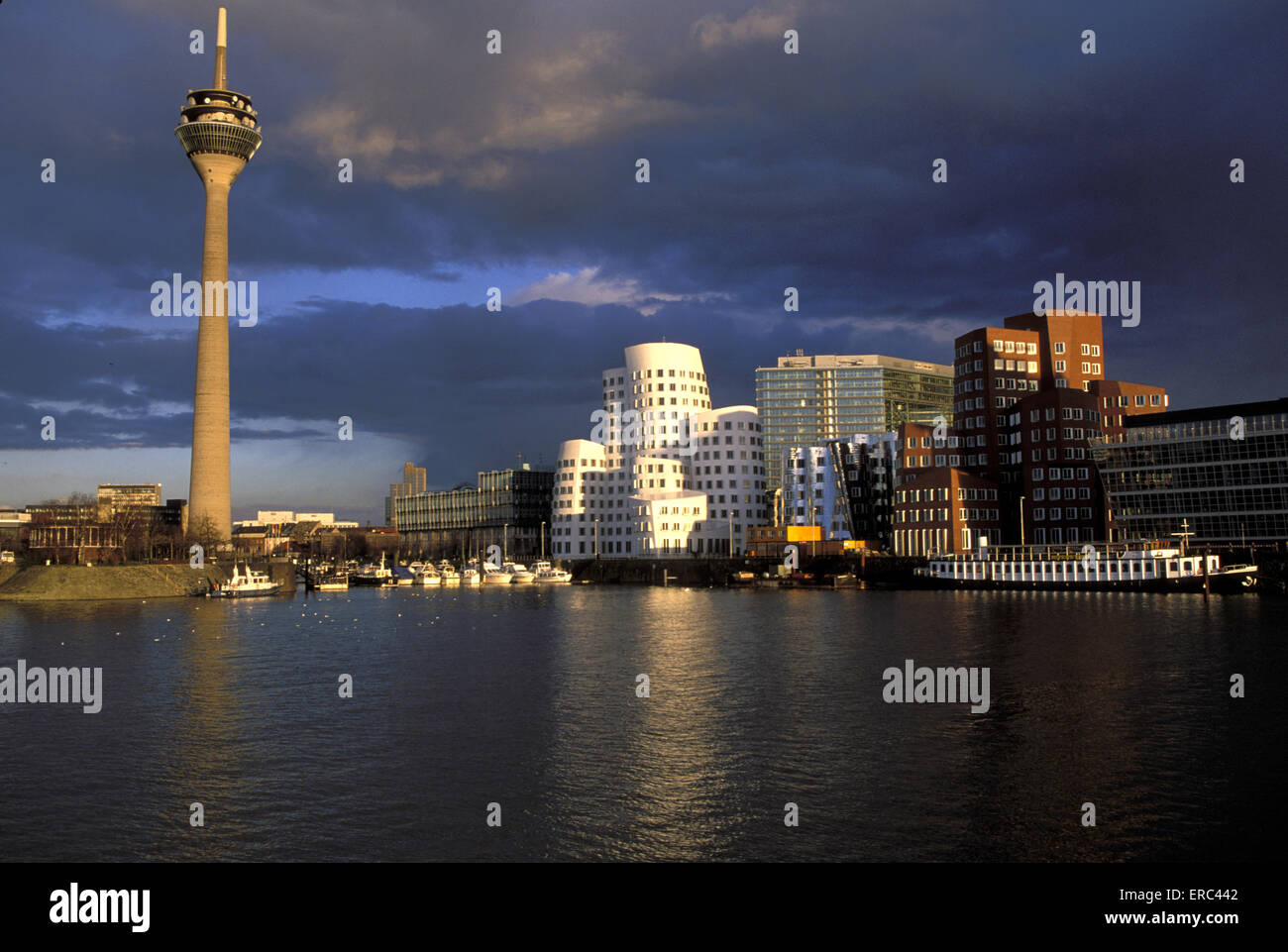 DEU, Deutschland, Düsseldorf, der Fernsehturm und der Neue Zollhof am Fluss Rheinhafen, Architekt Frank O´Gehry.  DEU, D Stockfoto
