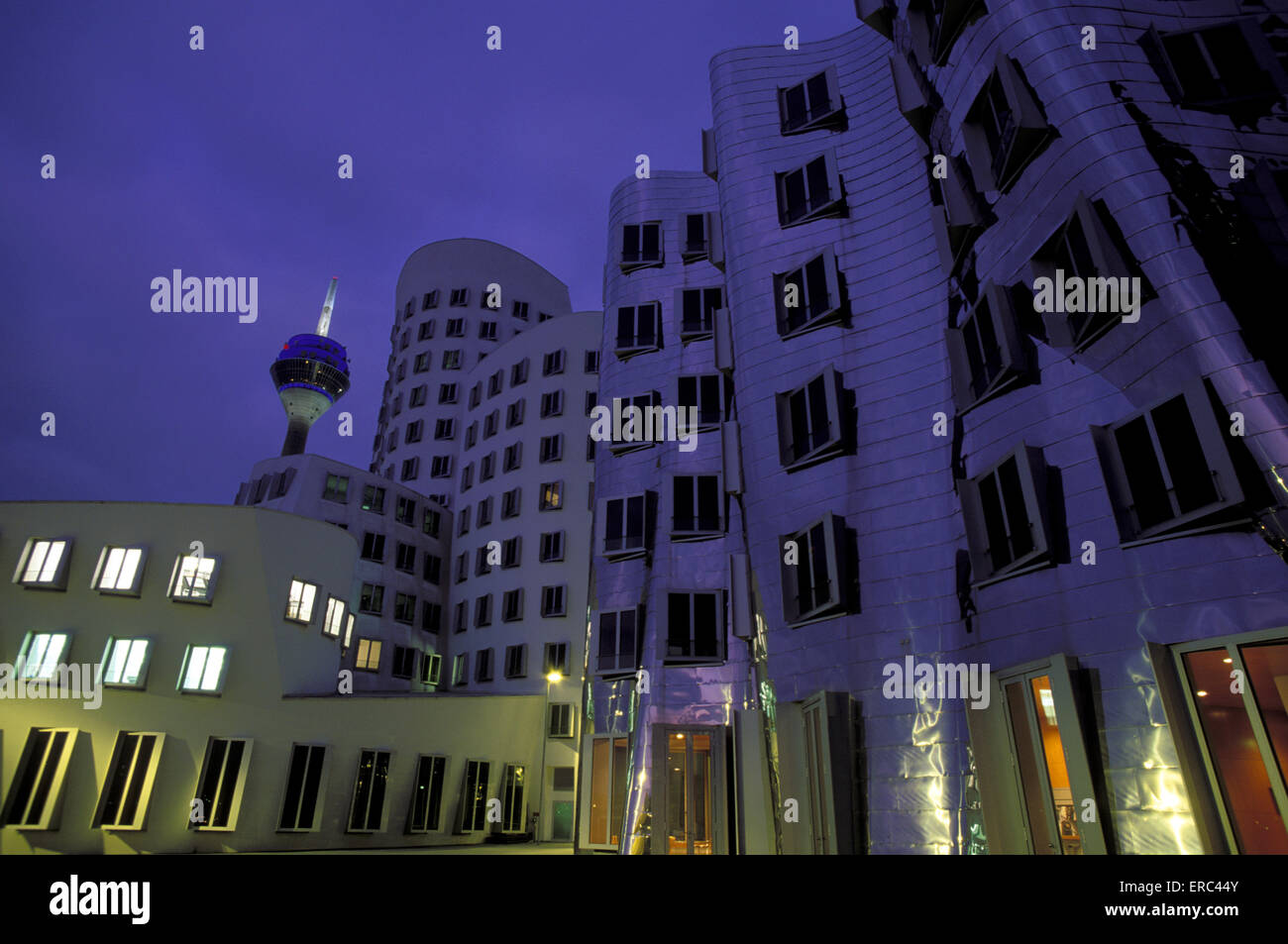 DEU, Deutschland, Düsseldorf, neuer Zollhof im Medienhafen, Architekt Frank O.Gehry, der Fernsehturm.  DEU, Deutschlan Stockfoto