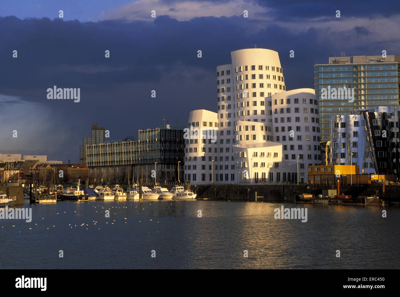 DEU, Deutschland, Düsseldorf, der Neue Zollhof am Fluss Rheinhafen, Architekt Frank O´Gehry, hinter dem Stadttor/Cityga Stockfoto