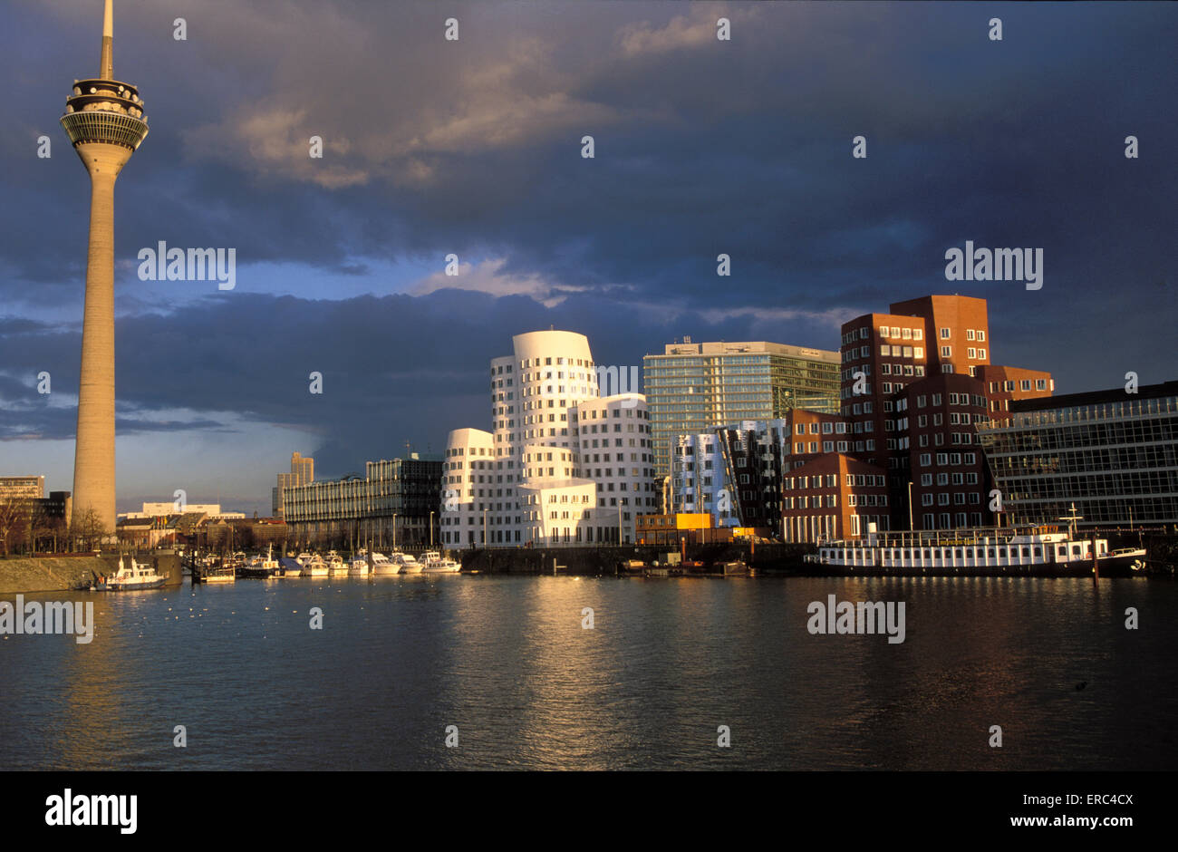 Europa, Deutschland, Düsseldorf, der Fernsehturm und der Neue Zollhof am Fluss Rheinhafen, Architekt Frank O´Gehry.  EUR Stockfoto