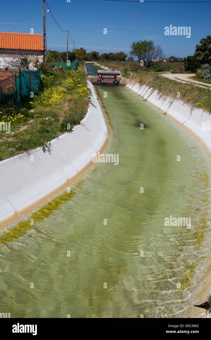 landwirtschaftliche Bewässerung-Kanal in der Region Alentejo, Portugal Stockfoto