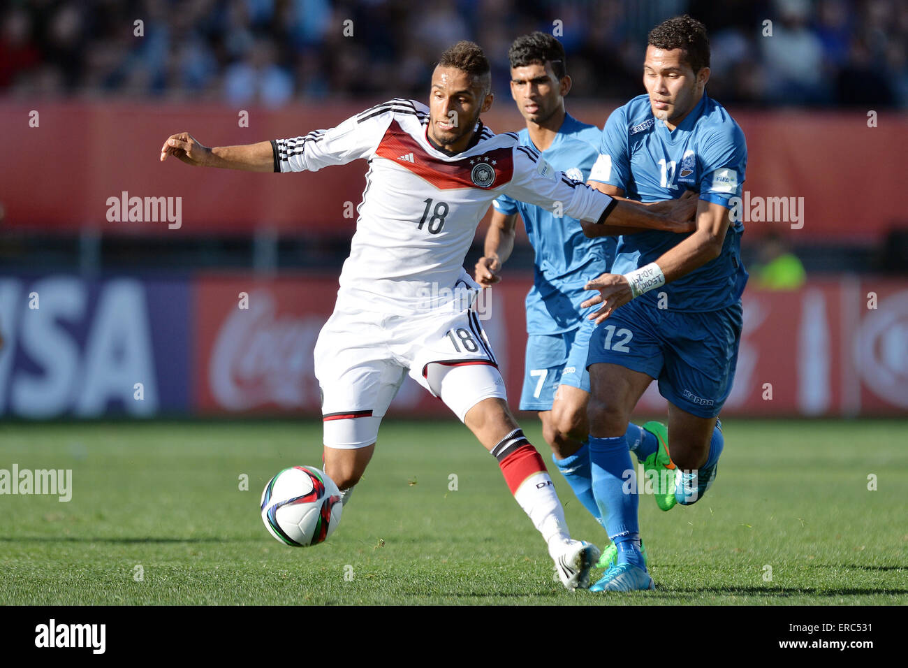 Christchurch, Neuseeland. 1. Juni 2015. Christchurch, New Zealand - 1. Juni 2015 - Hany Mukhtar Deutschland steuert den Ball aus Nickel Chand von Fidschi und Ratu Waranaivalu der Fidschi-Inseln während des FIFA U20 World Cup Gruppe F-Spiels zwischen Deutschland und Fidschi im AMI-Stadion am 1. Juni 2015 in Christchurch, Neuseeland. Bildnachweis: Dpa/Alamy Live-Nachrichten Stockfoto