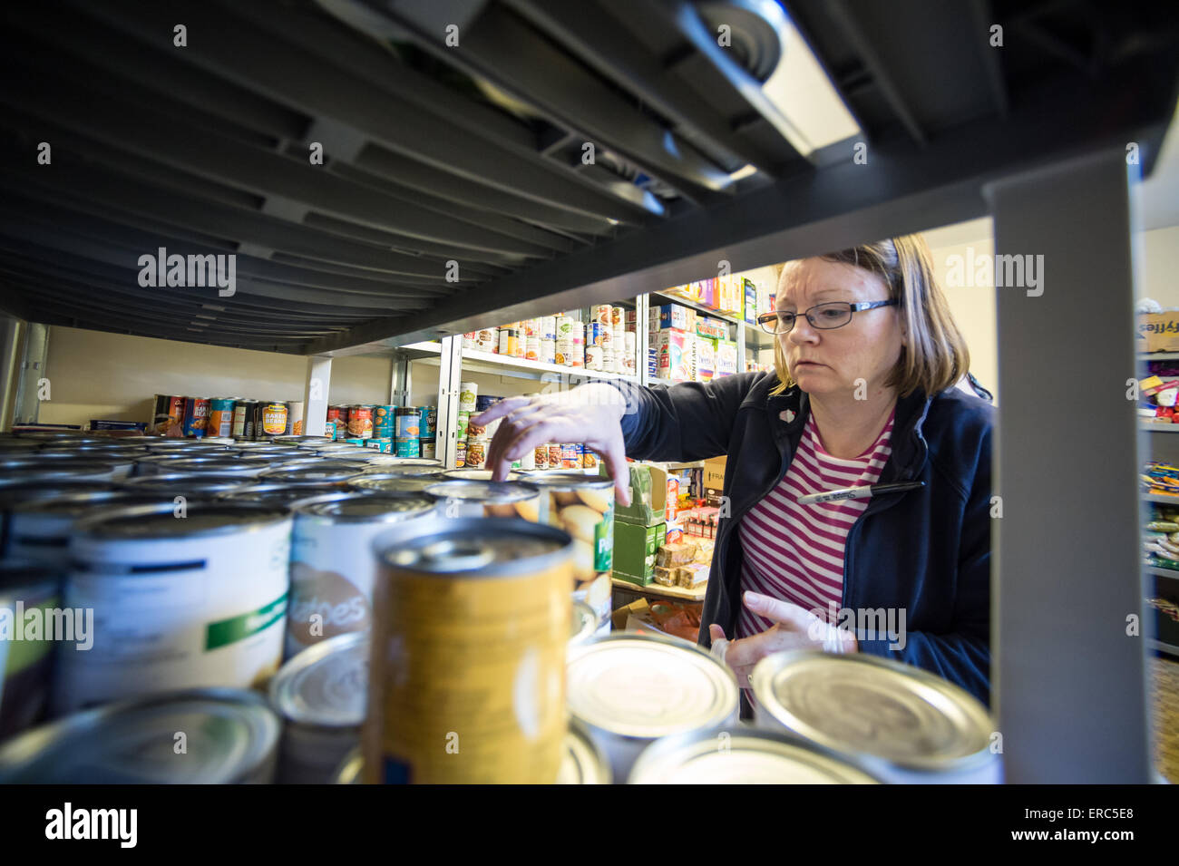 Eine ehrenamtliche Arbeit in einem Food Bank. Stockfoto