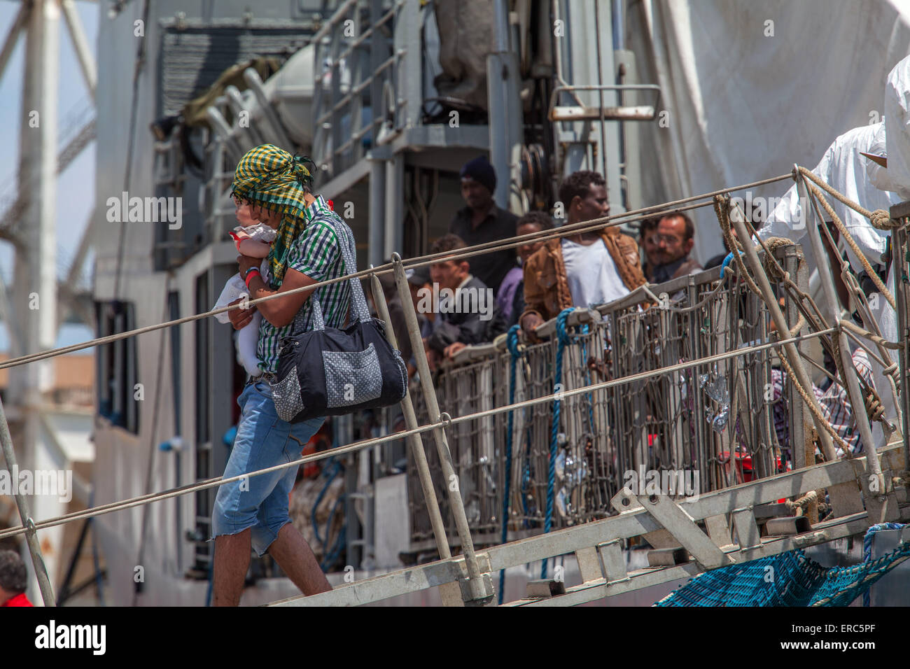 Palermo, Italien. 30. Mai 2015. Mehr als 400 Migranten angedockt aus irischen Marine Schiff LE Eithne im sizilianischen Hafen von Palermo als Teil einer umfassenderen europäischen Rettungsaktion, die 4.243 vom Mittelmeer innerhalb von 24 Stunden gespeichert. © Antonio Melita/Pacific Press/Alamy Live-Nachrichten Stockfoto