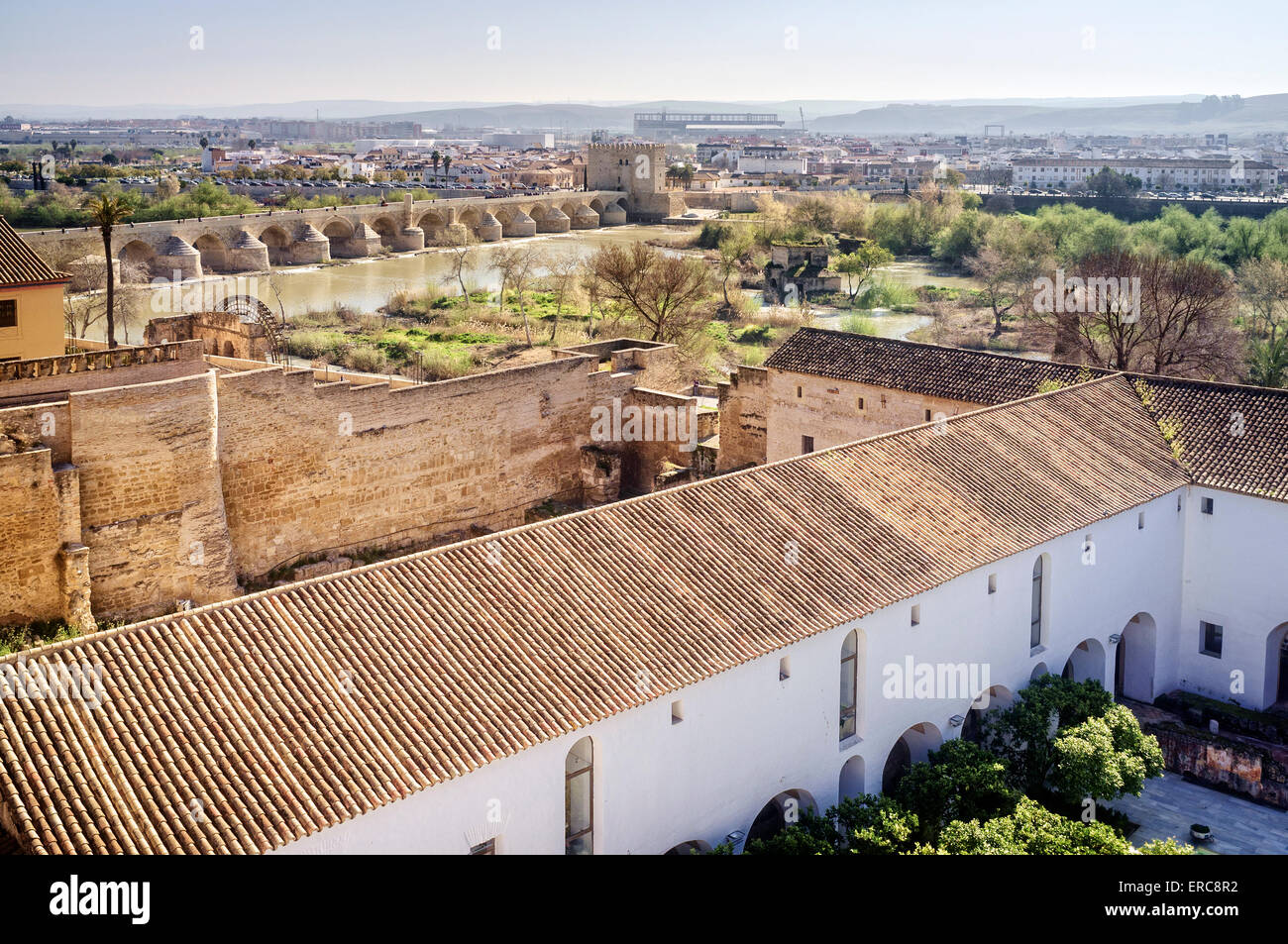 Ansicht von Córdoba vom Torre de Los Leones ("Turm der Löwen) Teil der Alcázar de los Reyes Cristianos Stockfoto