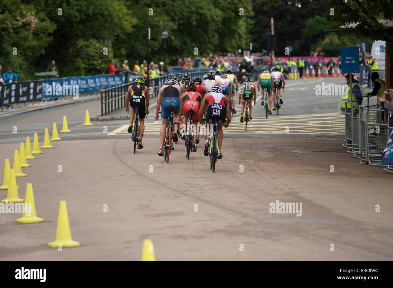 Rückansicht des Jagens Gruppe von Radfahrern in der ITU-London-Triathlon im Hyde Park. Stockfoto