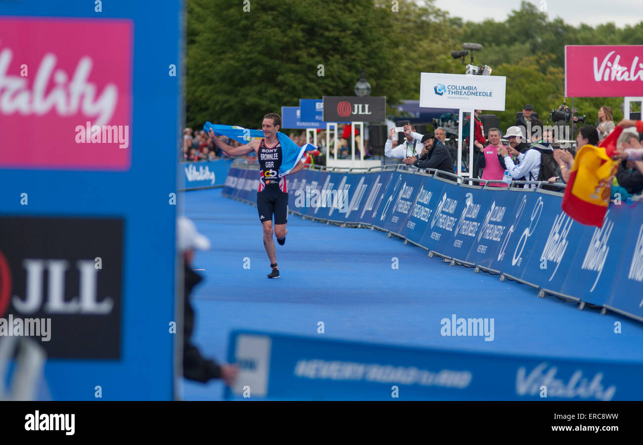 Alistair Brownlee nimmt den ersten Platz beim London Triathlon ITU im Hyde Park. Stockfoto