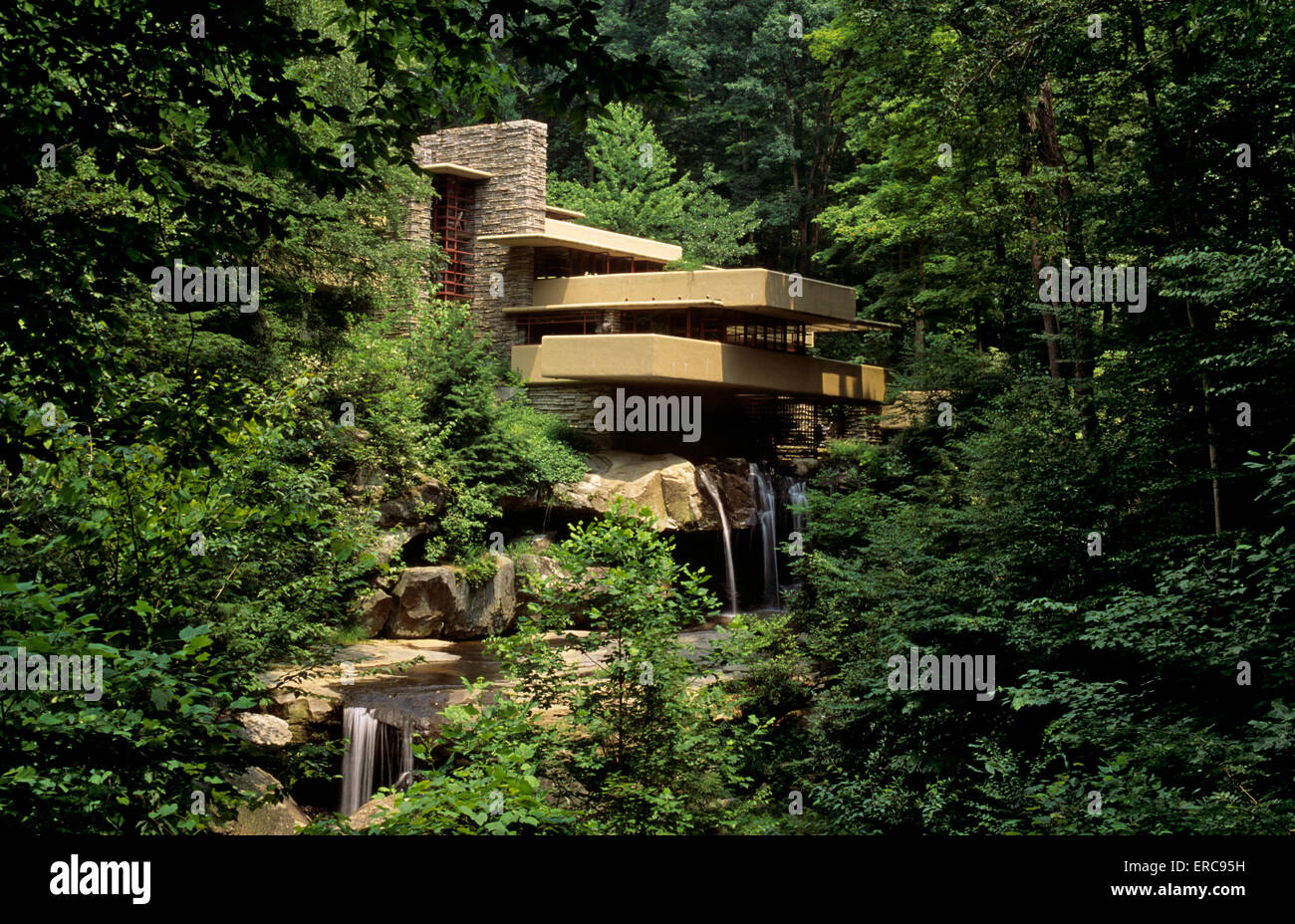 FALLINGWATER HOUSE VON FRANK LLOYD WRIGHT ENTWORFEN 1937 ERBAUTE BEAR RUN PENNSYLVANIA USA Stockfoto