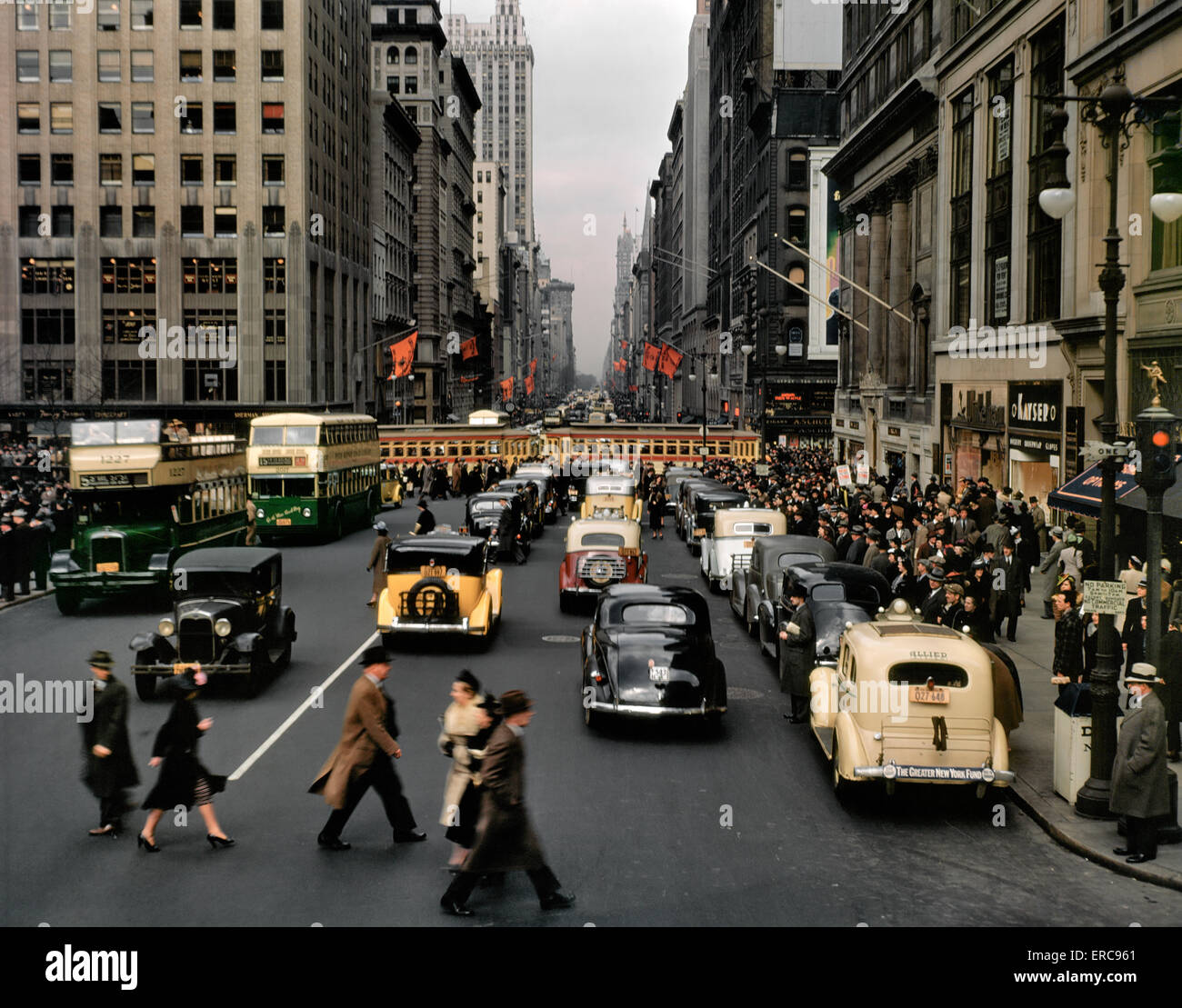 1940ER JAHREN FUßGÄNGER AUTOS TAXIS BUSSE TROLLEY VERKEHR FIFTH AVENUE SUCHEN NÖRDLICH VON KNAPP UNTER 42ND STREET MANHATTAN NEW YORK USA Stockfoto