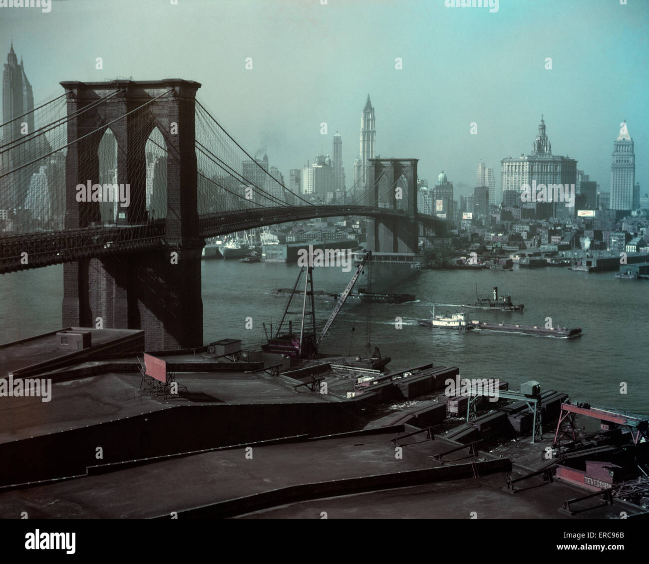 1940ER JAHRE BROOKLYN BRIDGE UND DIE SKYLINE VON DOWNTOWN MANHATTAN NEW YORK CITY USA Stockfoto