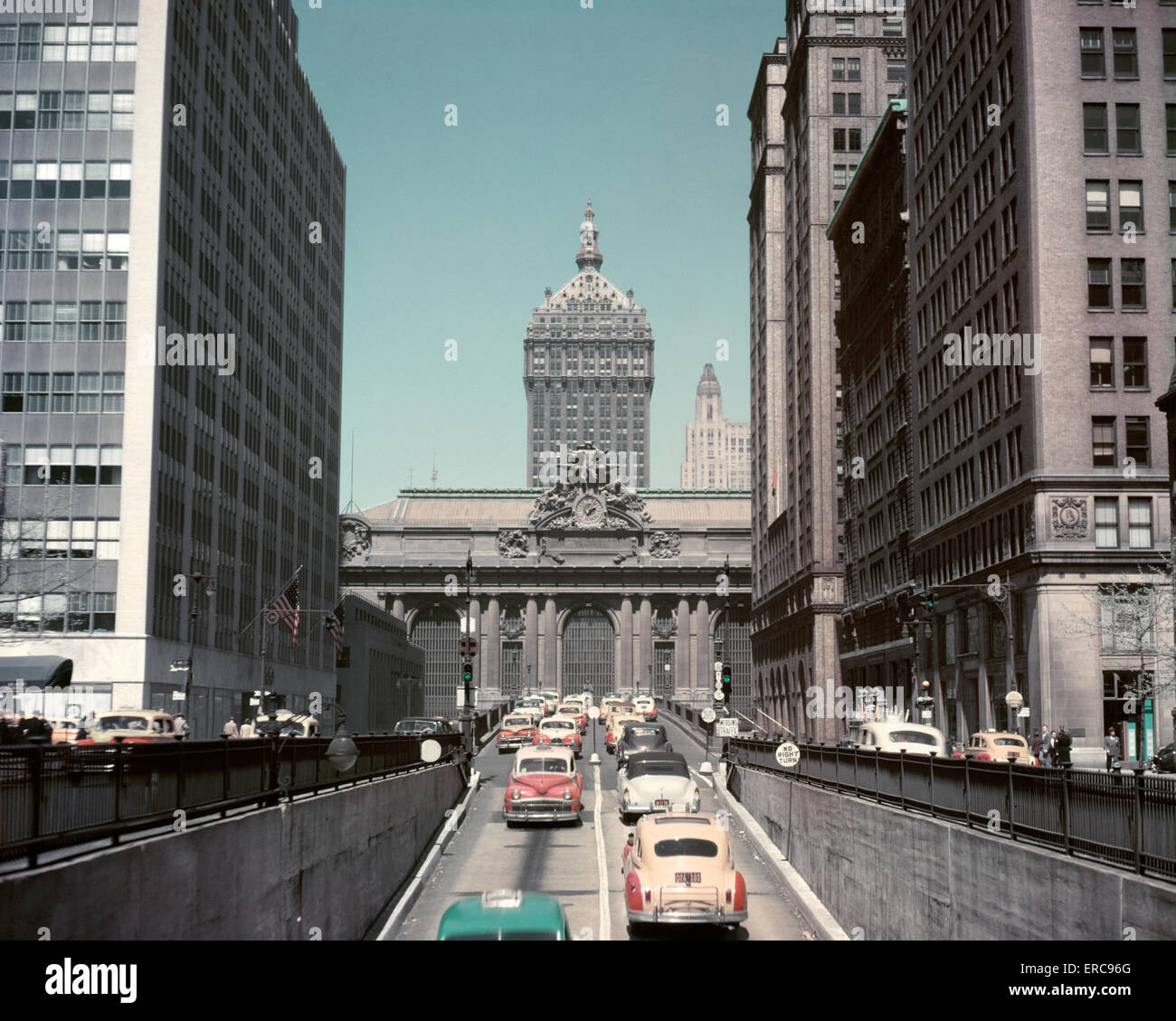 1940S 1950S SCHWERES AUTO TAXI VERKEHR BLICK RICHTUNG NORDEN AUF PARK AVENUE, GRAND CENTRAL STATION UND 230 PARK AVENUE Stockfoto