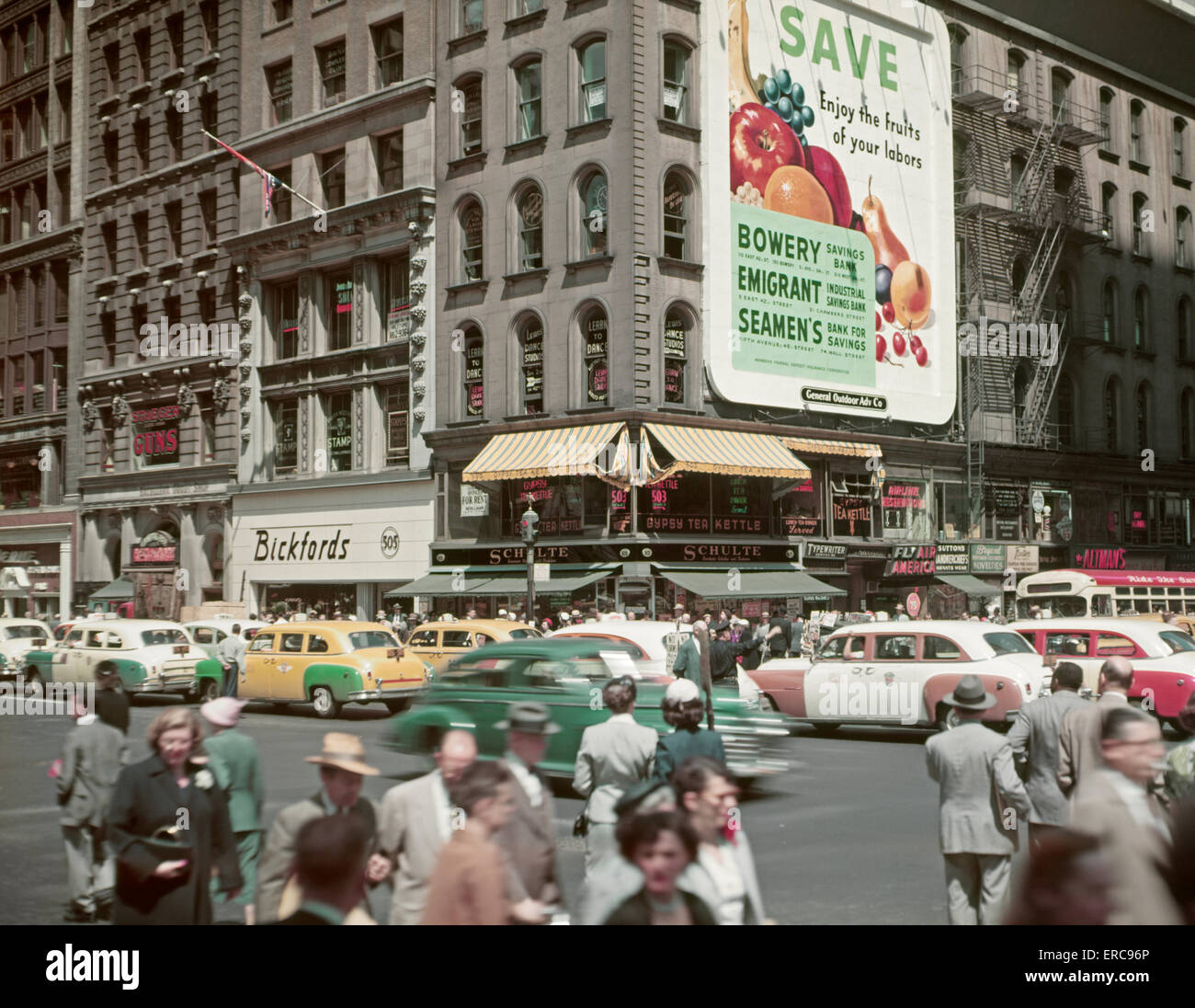 1950ER JAHRE VERKEHR & FUßGÄNGER KREUZUNG FIFTH AVENUE 42ND STREET MIDTOWN MIT GROßEN BILLBOARD SPARKASSE ANZEIGEN NEW YORK USA Stockfoto