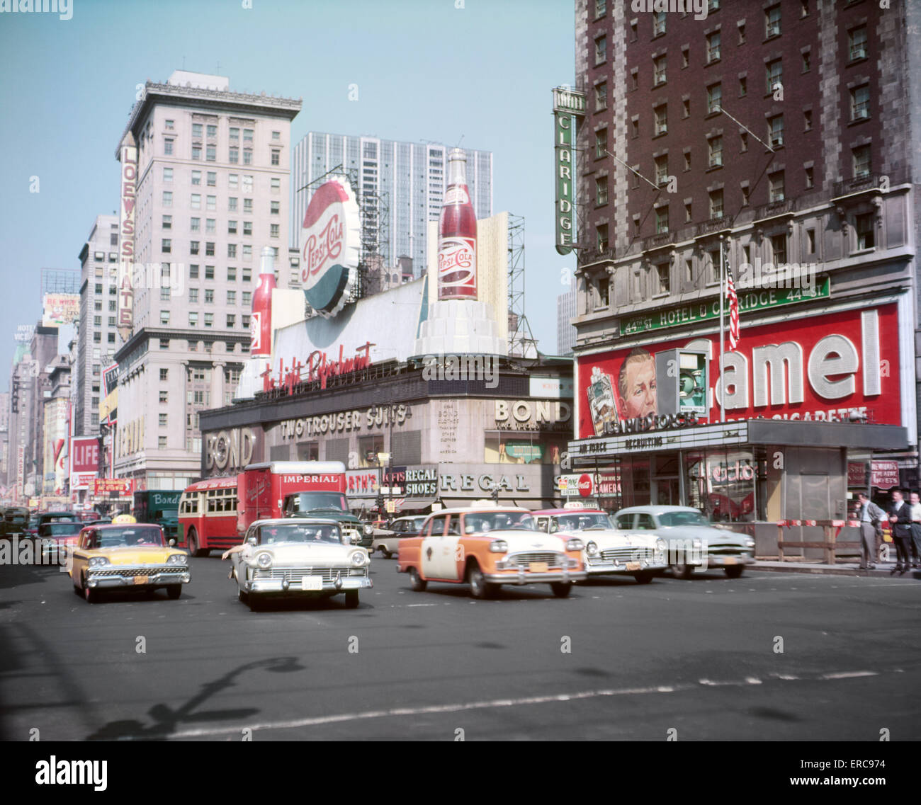 1950ER JAHREN TAGSÜBER AUTOS VERKEHR TIMES SQUARE AUSSEHENDE NORDEN UPTOWN VOM BROADWAY UND 43. STRAßE MANHATTAN-NEW YORK-USA Stockfoto