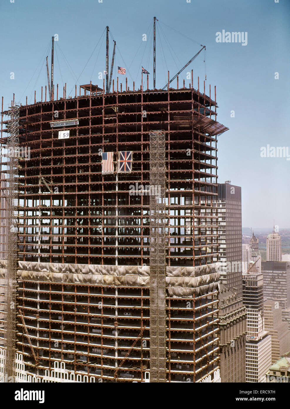 1960ER JAHREN AMERIKANISCHE & BRITISCHE FLAGGEN WEHEN AUF SKELETT VON PAN AM GEBÄUDE IM BAU MIDTOWN MANHATTAN NEW YORK CITY USA Stockfoto