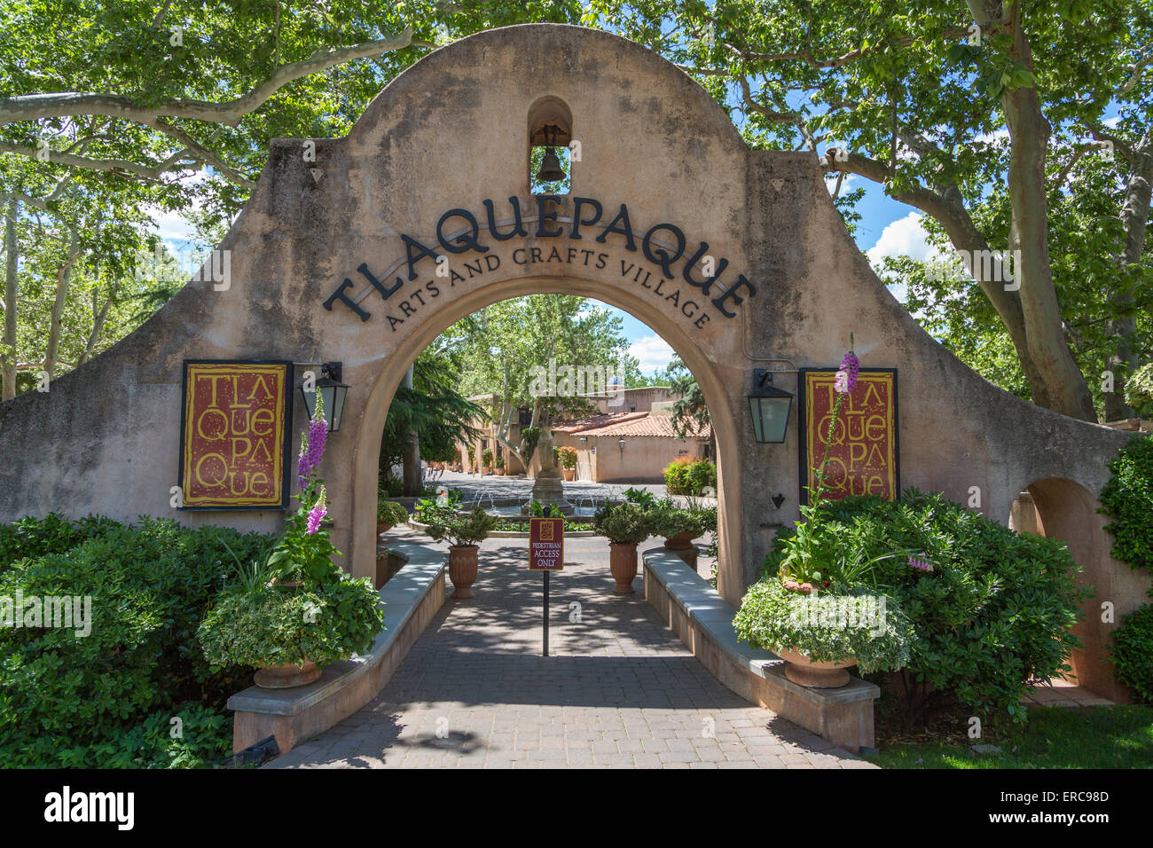 Eingangsbogen Tlaquepaque Arts and Crafts Dorf, Sedona, Arizona, USA Stockfoto