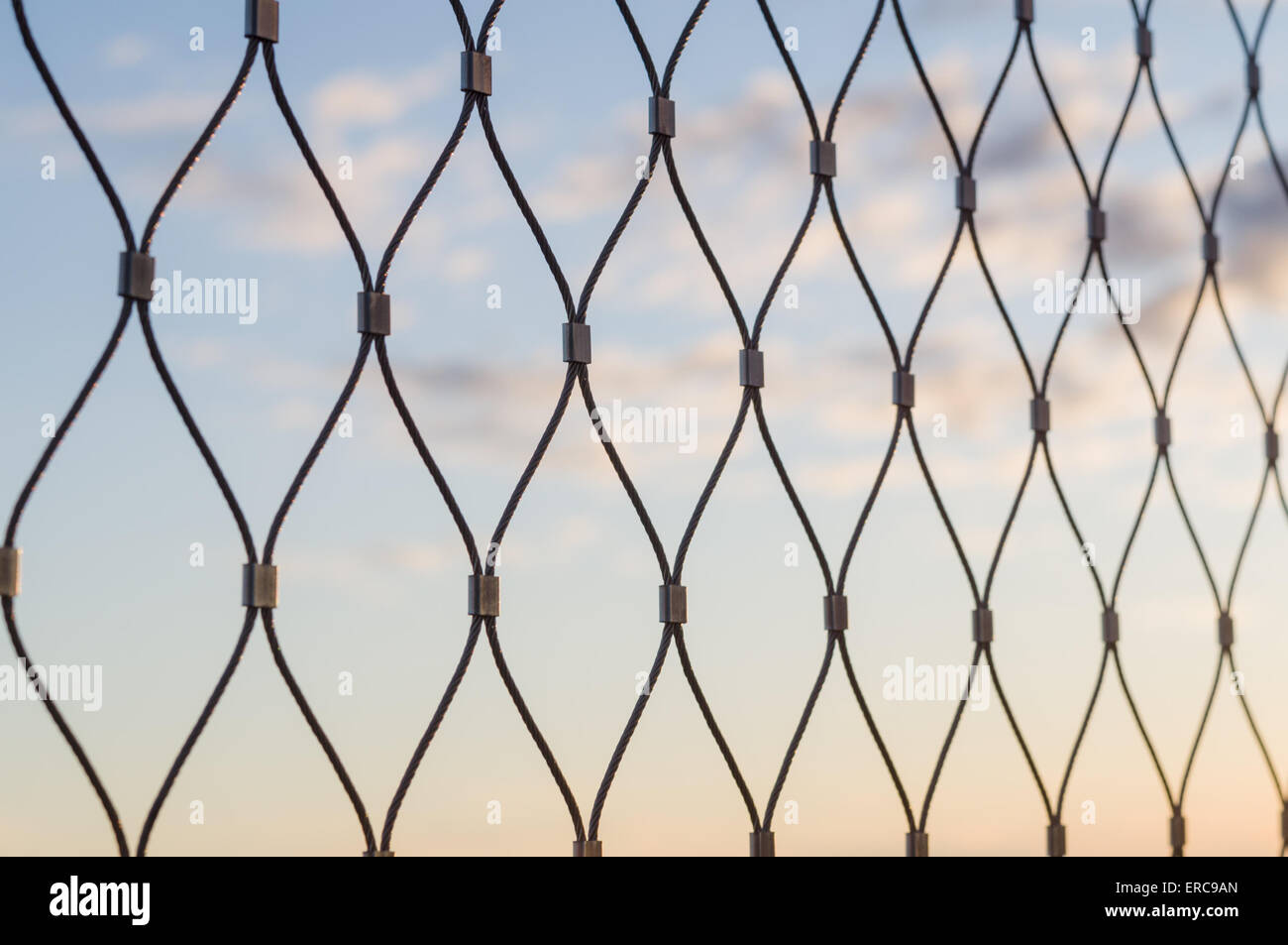 Metallgewebe Draht Zaun Closeup Sonnenuntergang Himmelshintergrund Stockfoto